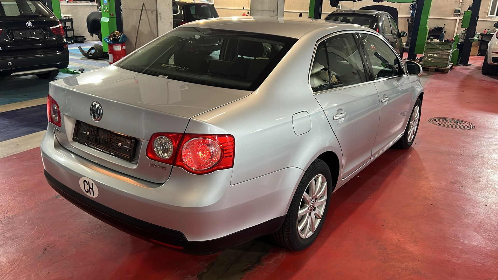 VW Jetta 2.0 FSI-showroom-element-2