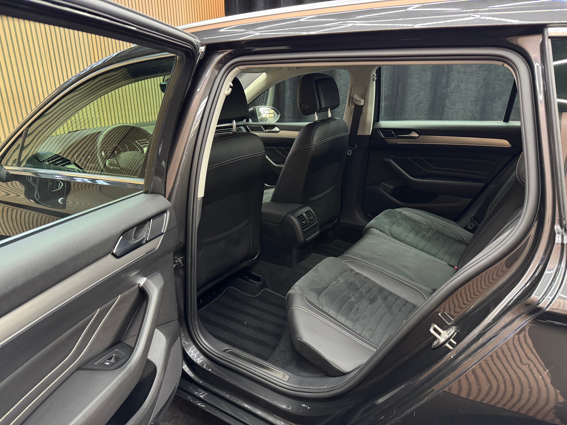 VW Passat Variant 2.0 TDI 200 Elegance DSG 4m-image-12