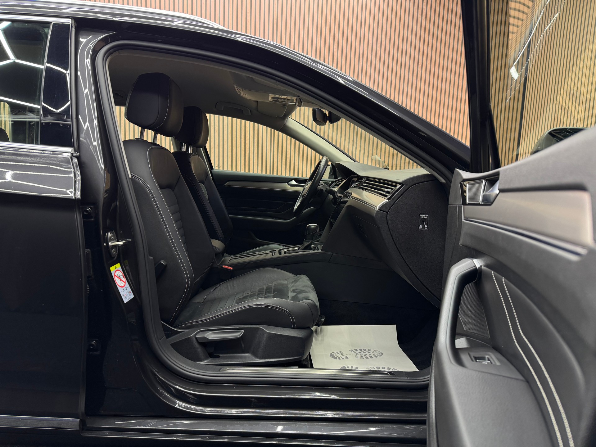VW Passat Variant 2.0 TDI 200 Elegance DSG 4m-image-11