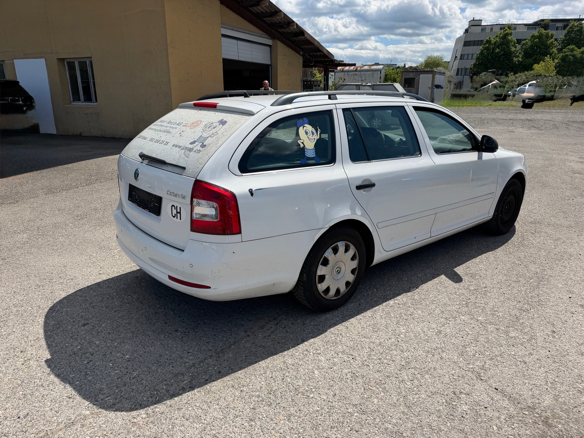 SKODA Octavia Combi 1.2 TSI Family-image-4
