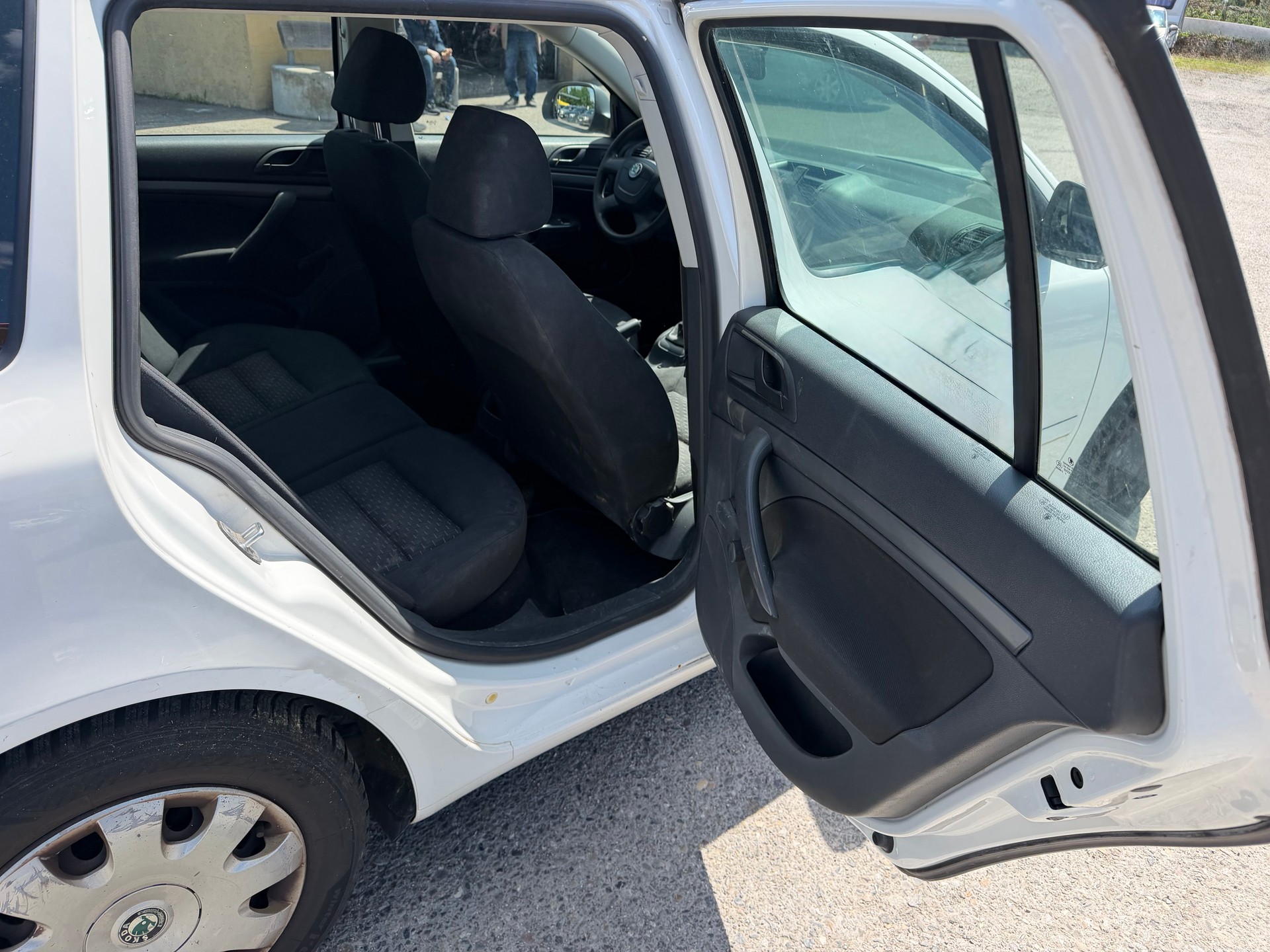 SKODA Octavia Combi 1.2 TSI Family-image-10