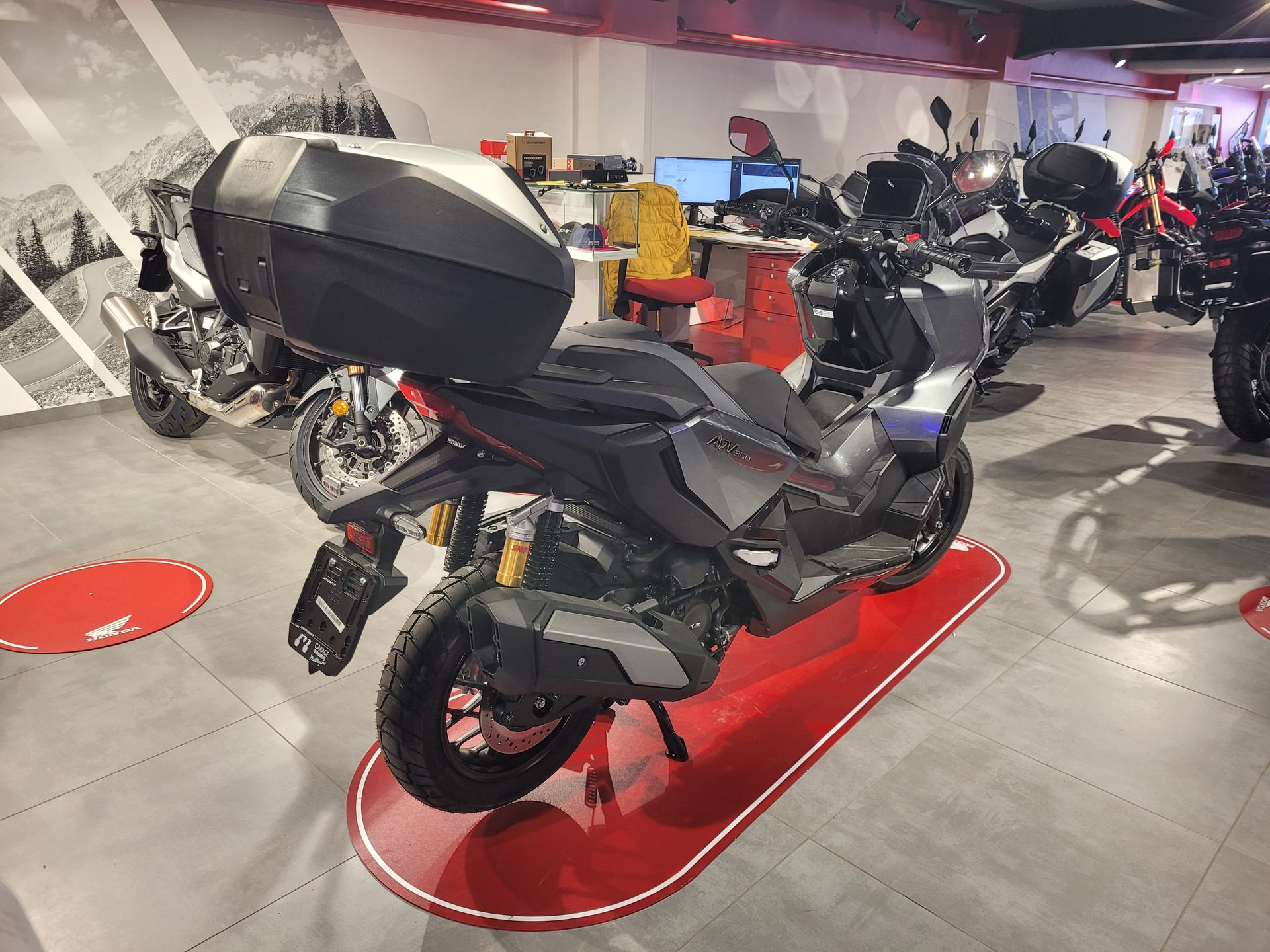 HONDA ADV 350-showroom-element-2