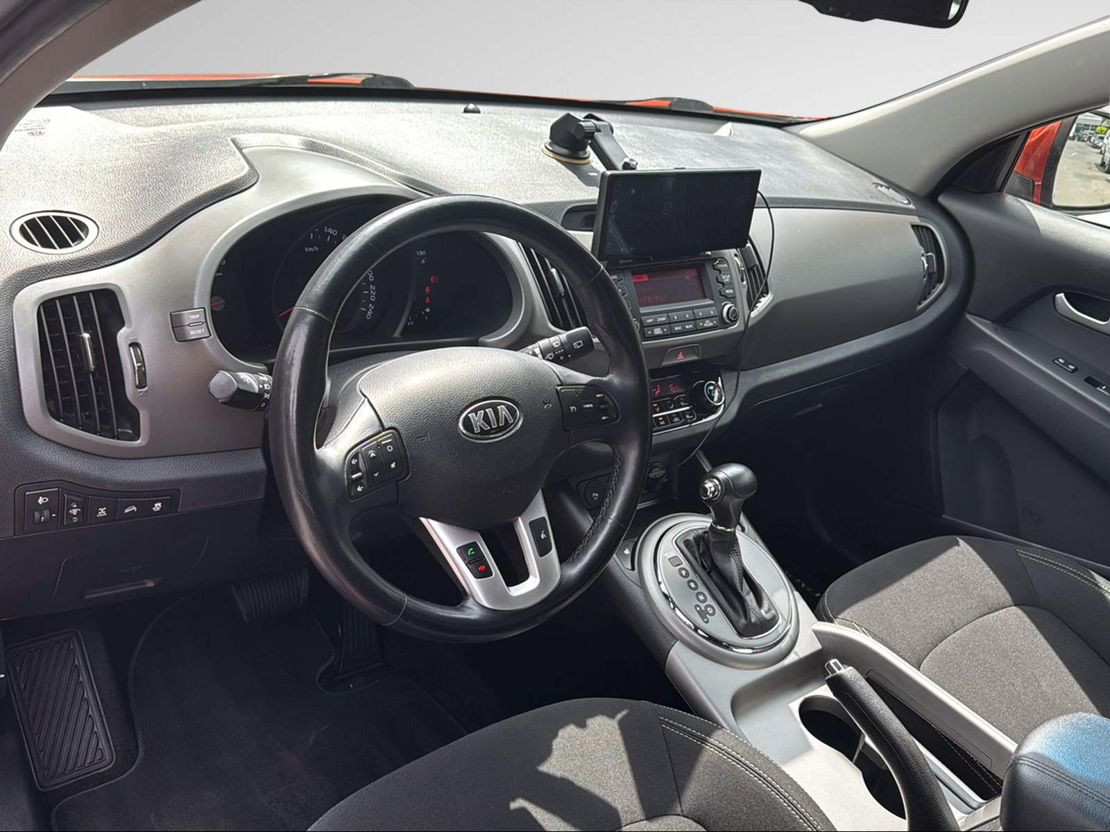 KIA Sportage 2.0 Style 4WD Automatic-image-14
