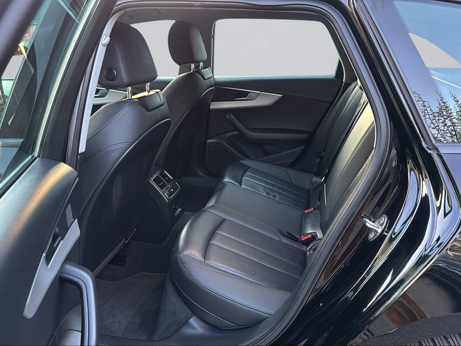 AUDI A4 Avant 40 TDI quattro S-tronic-image-12