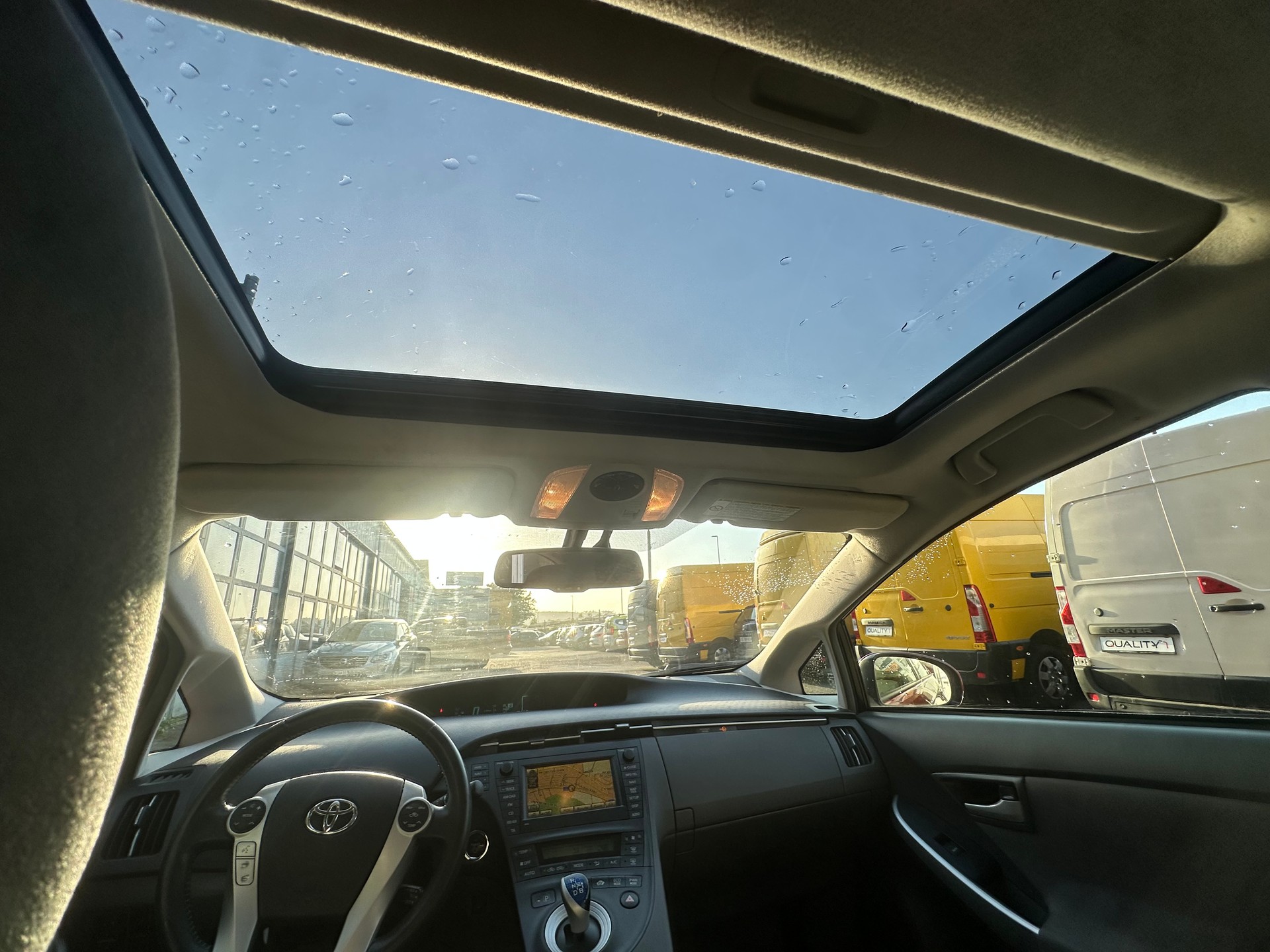 TOYOTA Prius 1.8 16V HSD Sol Premium-image-9
