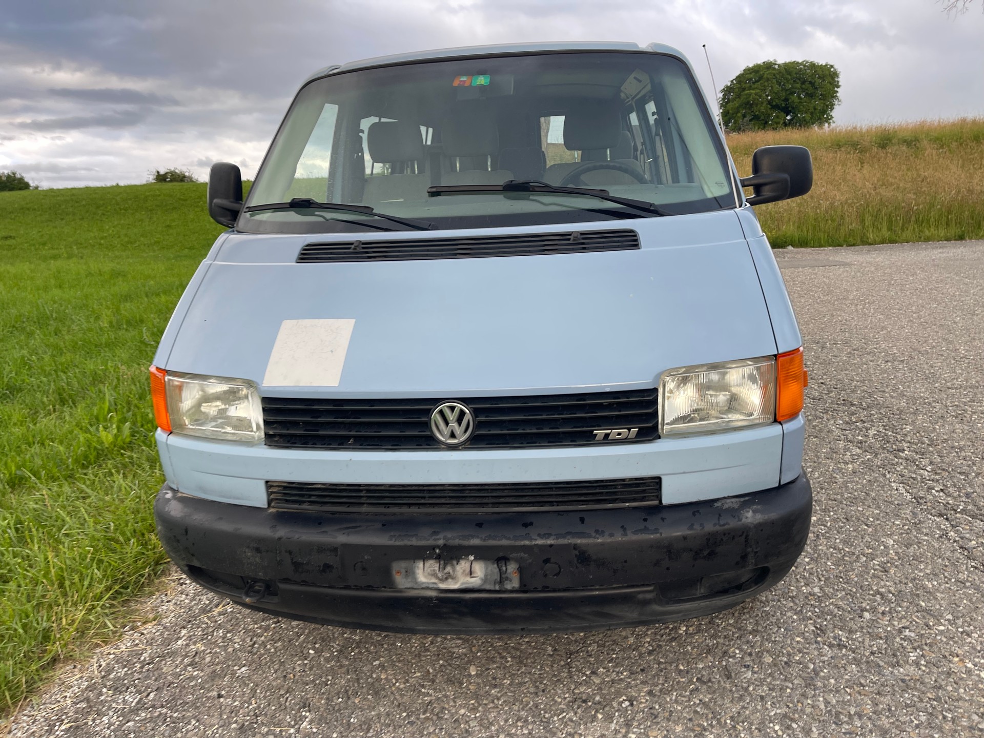 VW T4 2.5TDI 9 places. Automatic