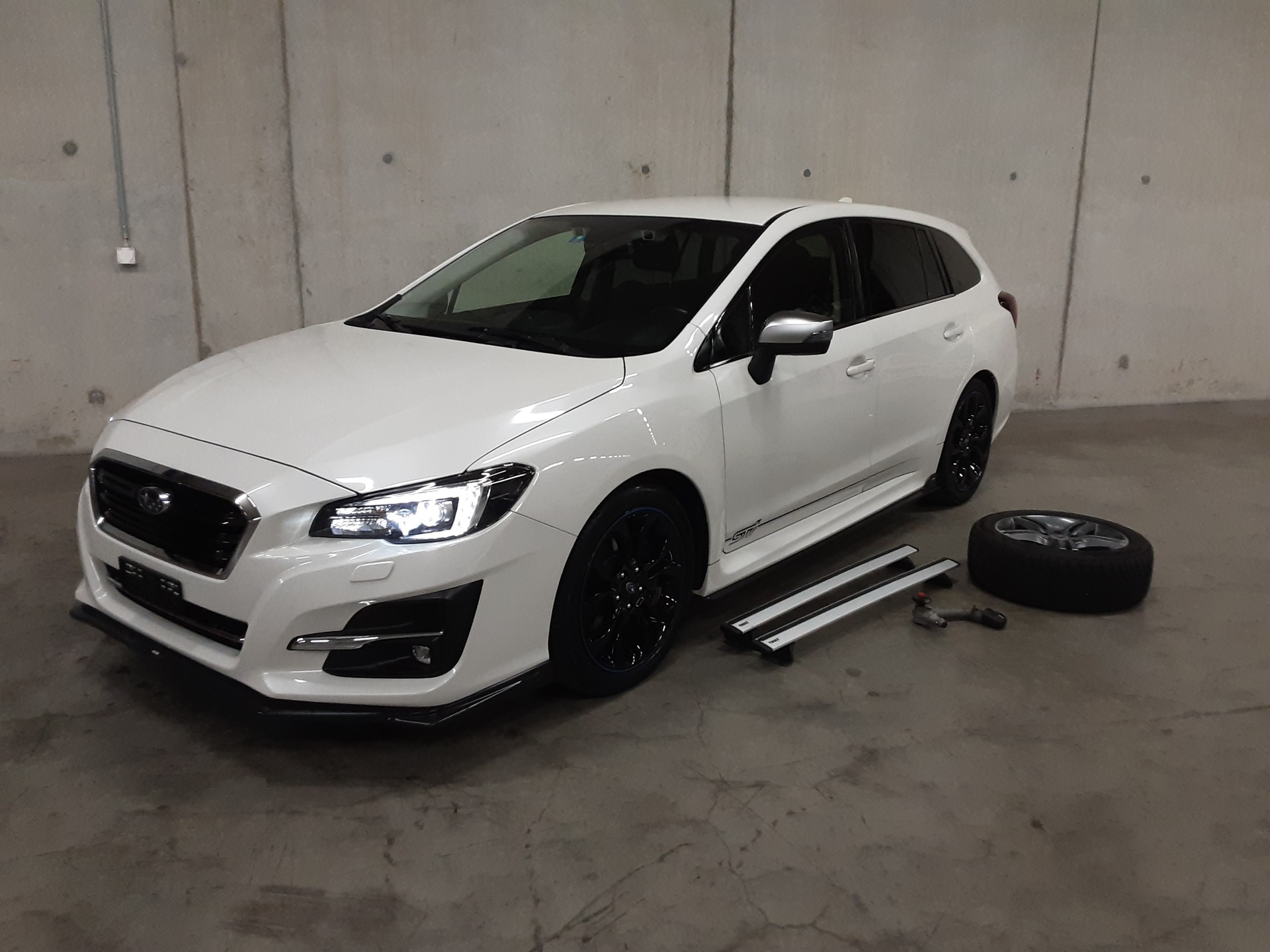 SUBARU 2.0i Luxury-image-1