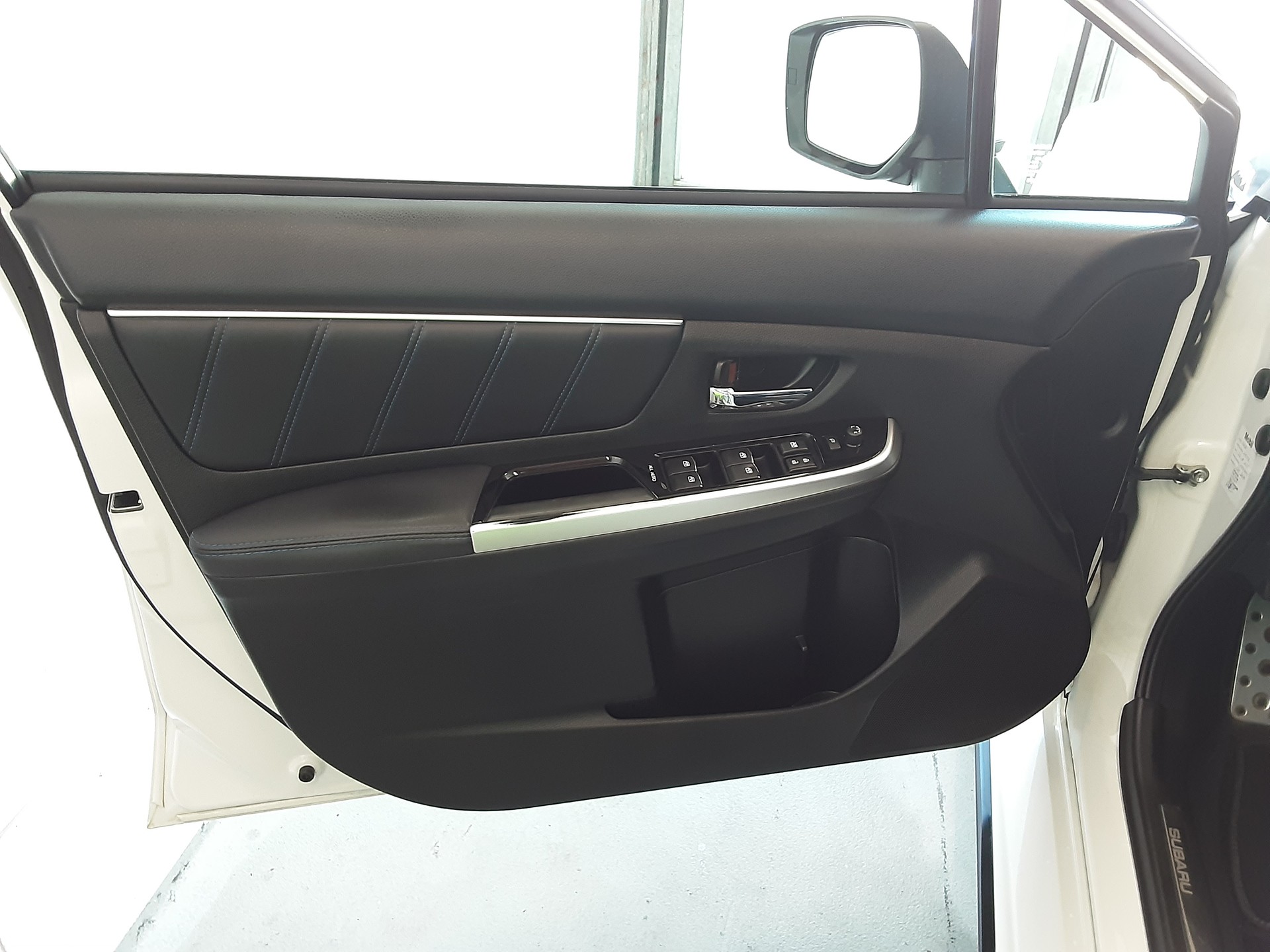 SUBARU 2.0i Luxury-image-14