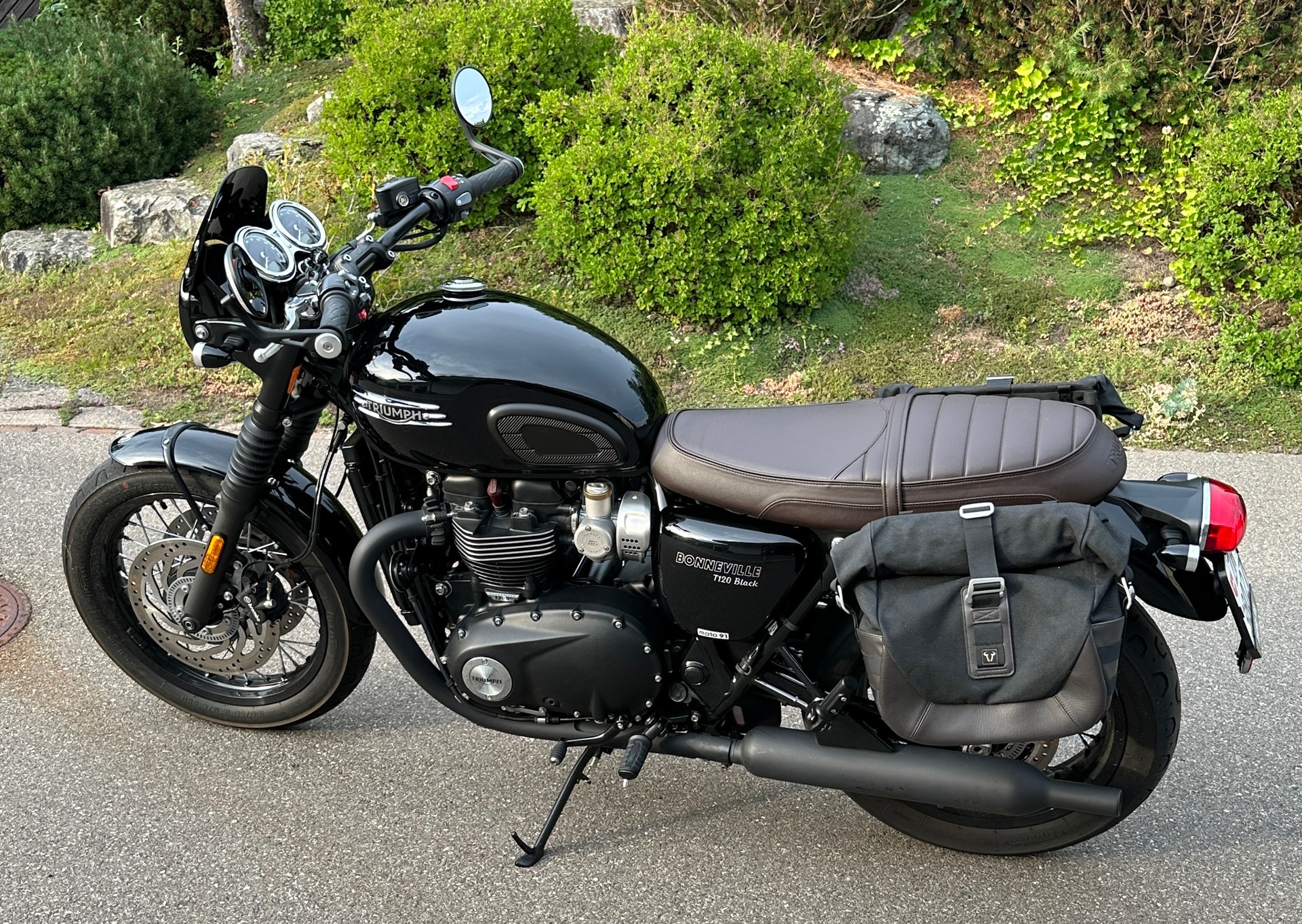 TRIUMPH Bonneville T120 Black-image-5