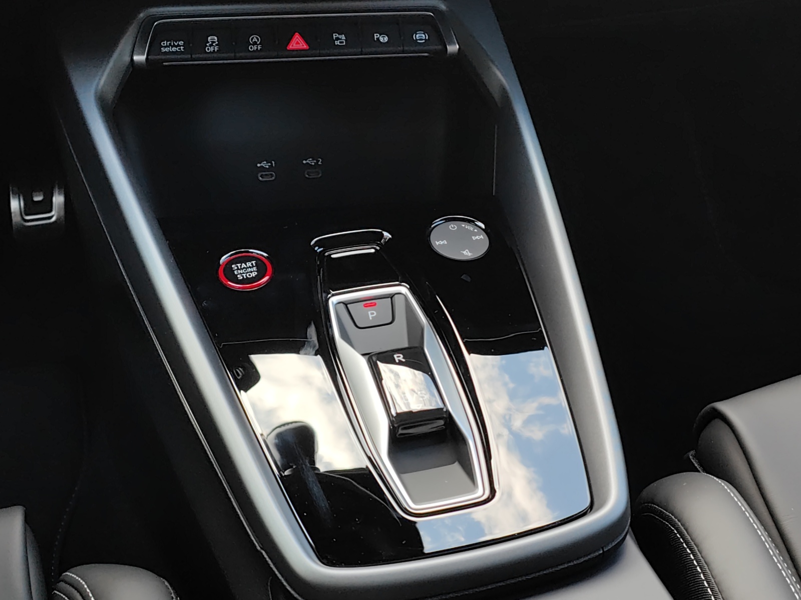 AUDI S3 Sportback TFSI quattro S-tronic-image-11