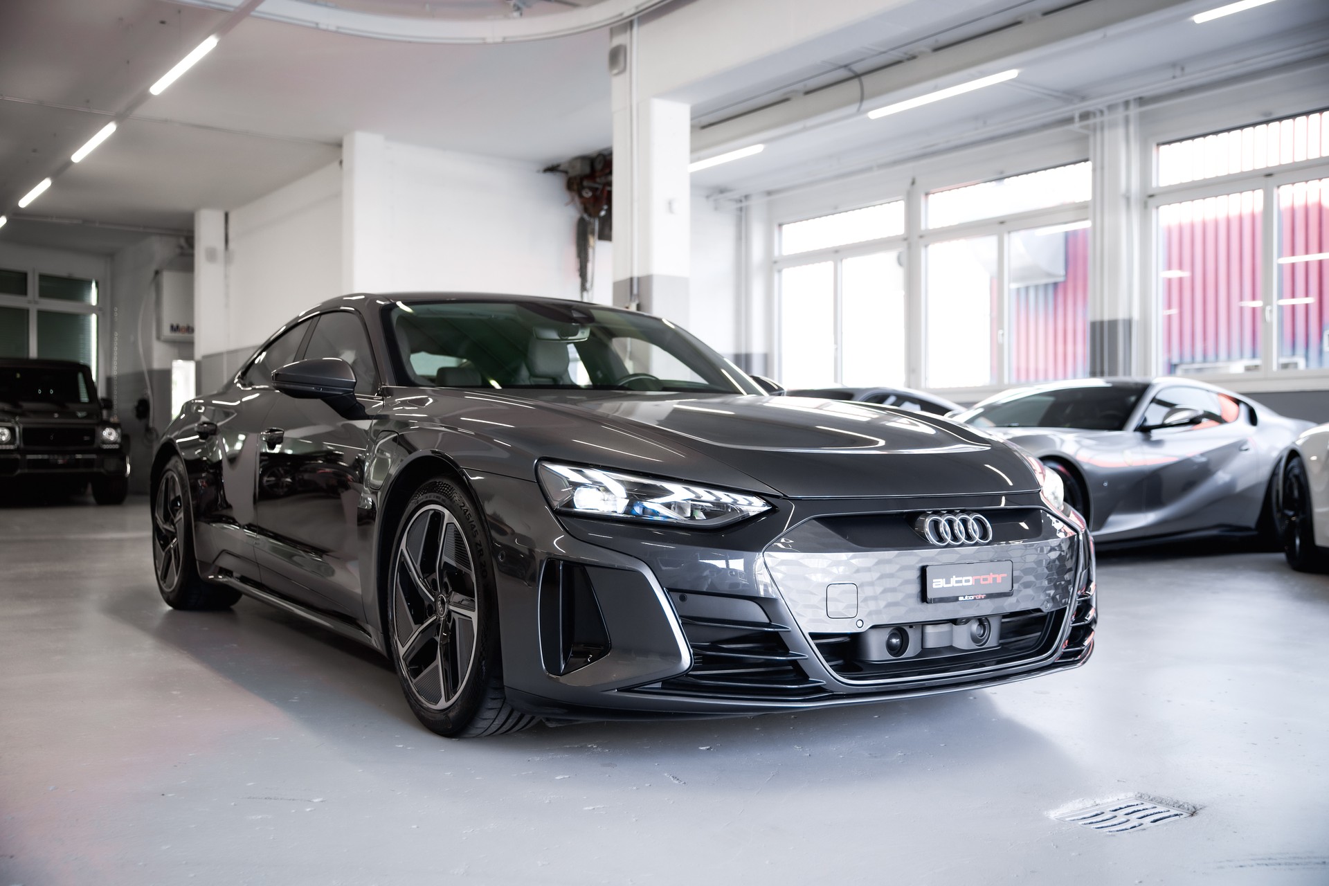 AUDI e-tron GT quattro-showroom-element-2