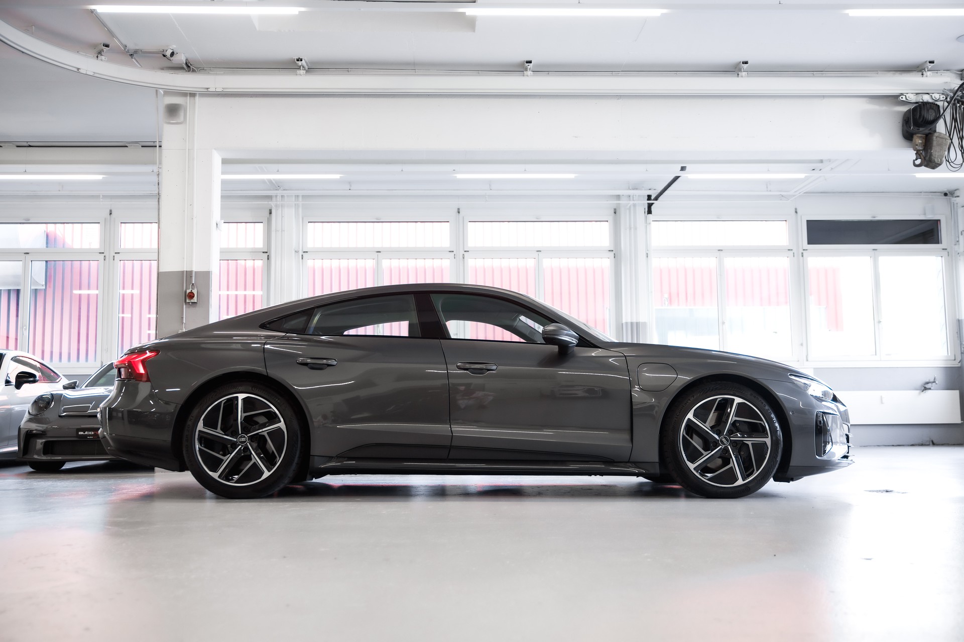 AUDI e-tron GT quattro-showroom-element-3