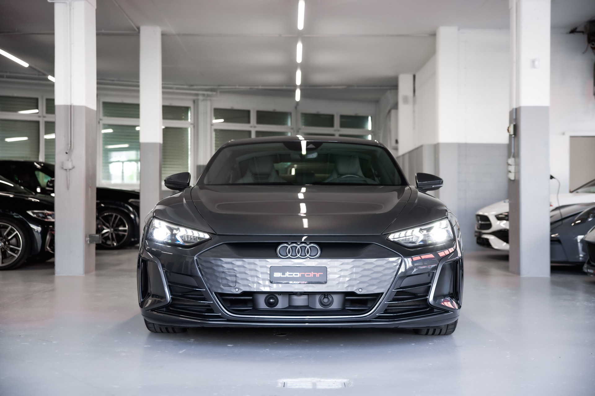 AUDI e-tron GT quattro-showroom-element-1