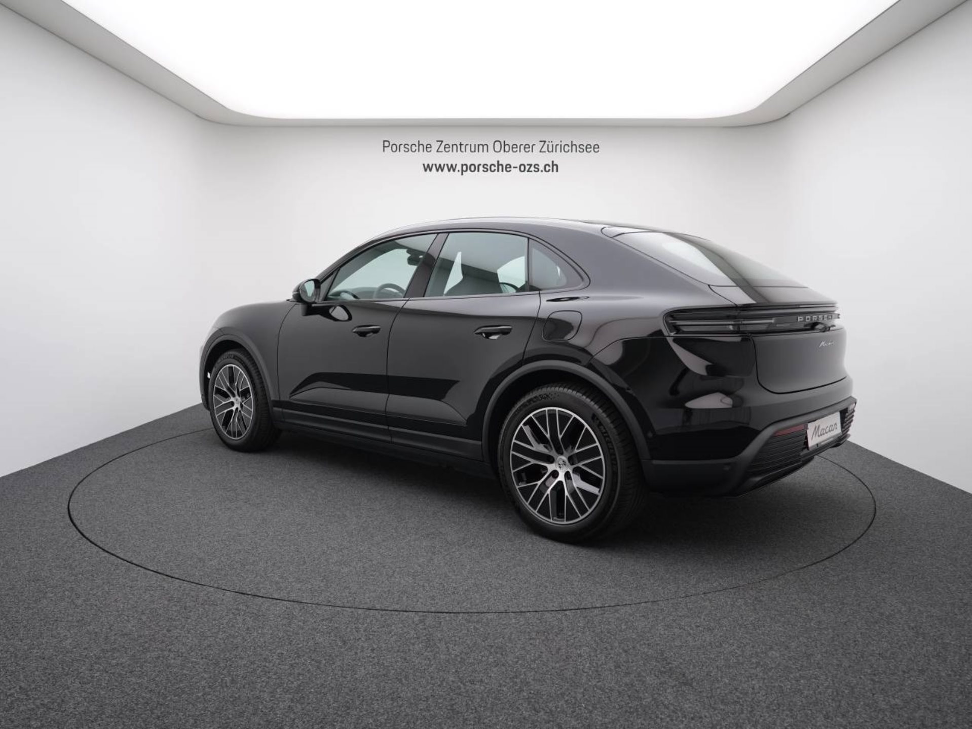 PORSCHE Macan 4-showroom-element-2