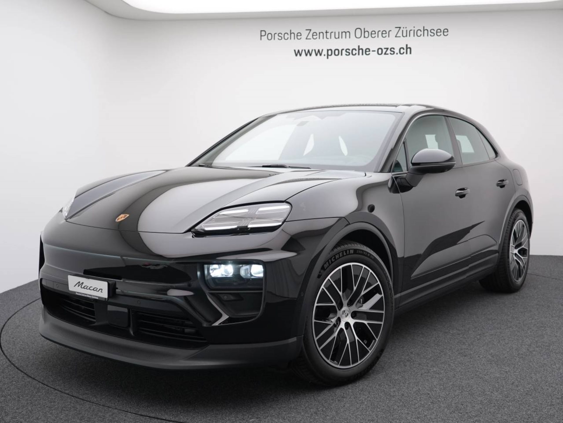 PORSCHE Macan 4