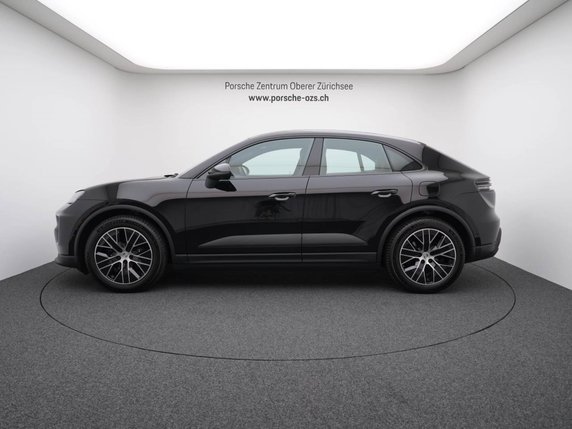 PORSCHE Macan 4-showroom-element-1