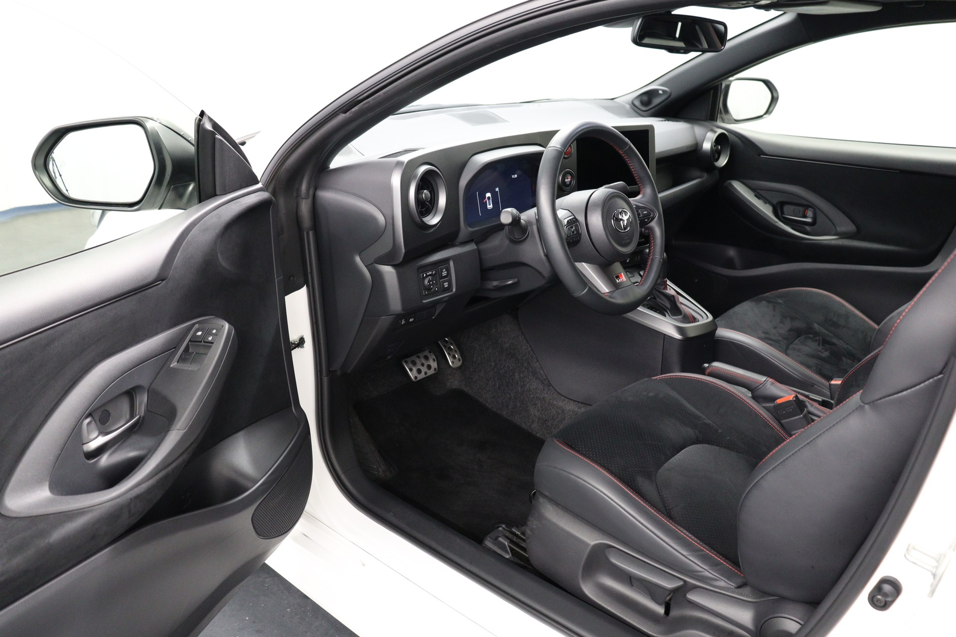 TOYOTA Yaris 1.6 GR Sport A-image-8