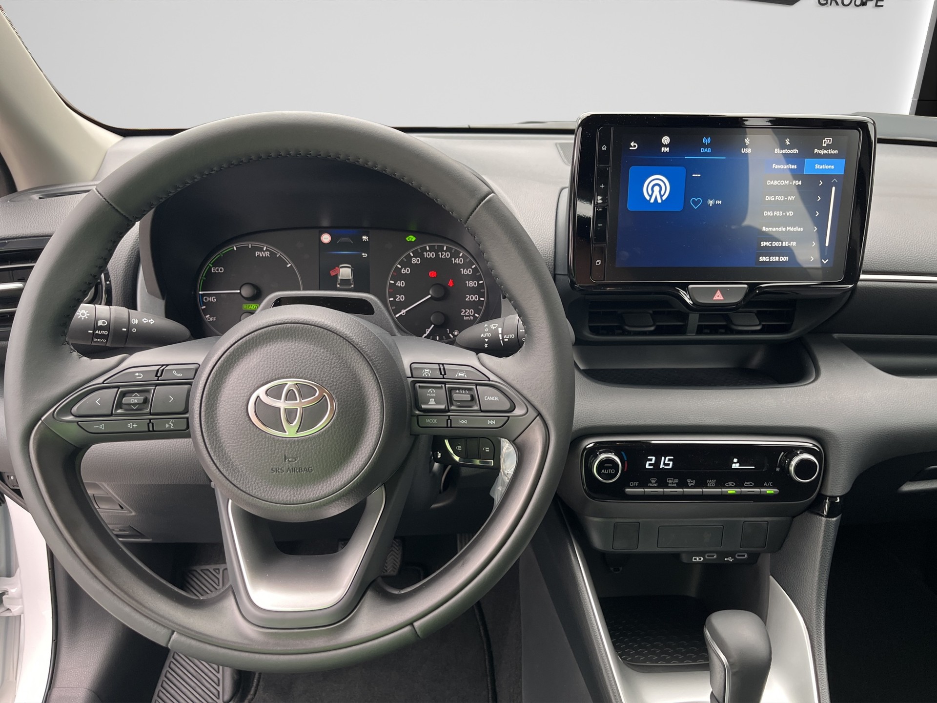 TOYOTA YARIS 1.5 VVT-i HSD Comfo-image-9