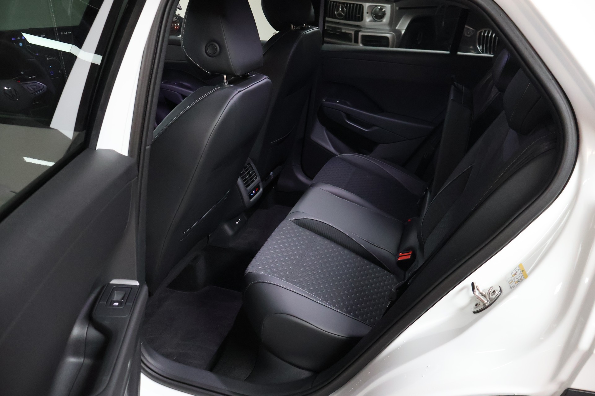 VW T-Roc 1.5 eTSI mHEV R-Line DSG-image-17