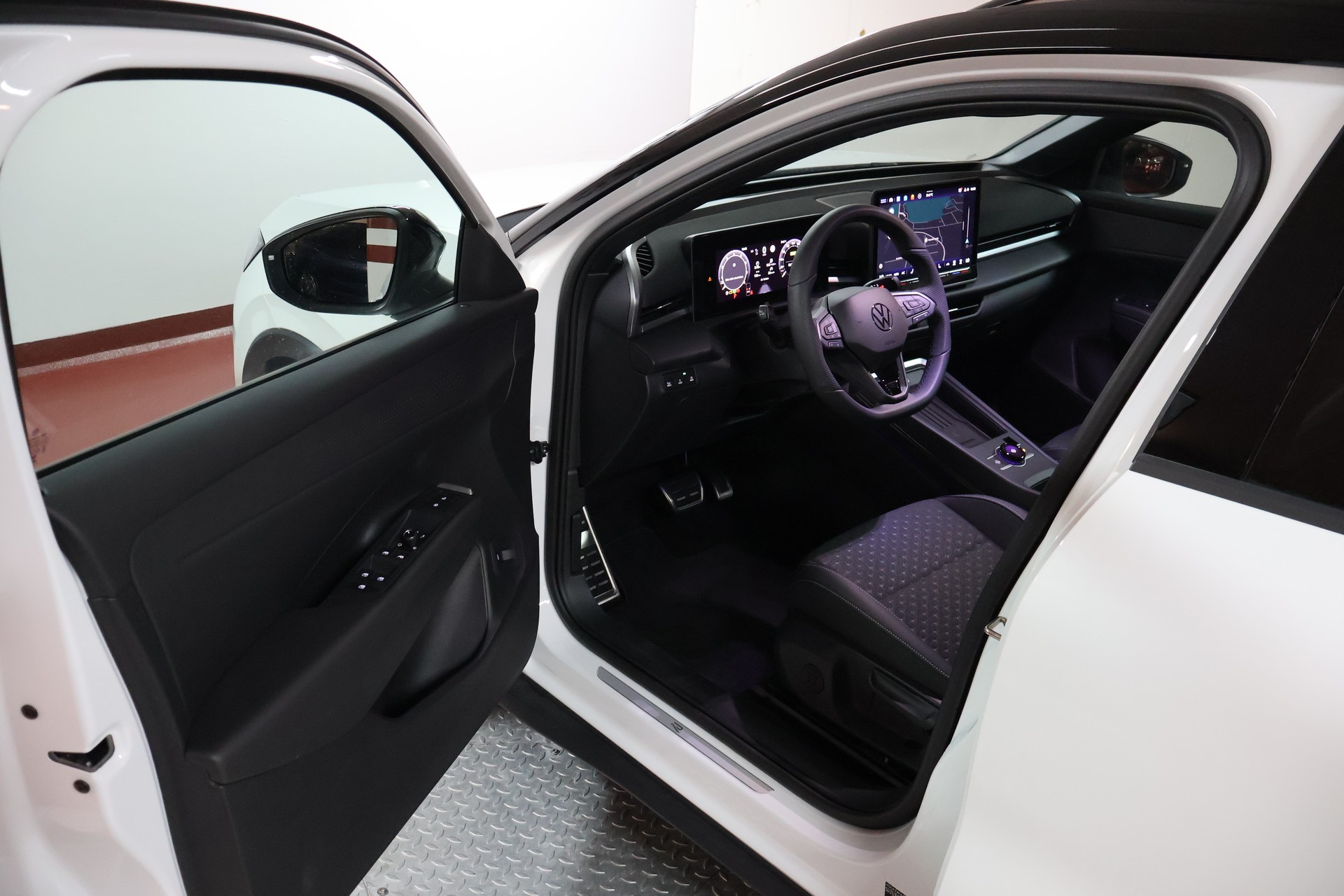 VW T-Roc 1.5 eTSI mHEV R-Line DSG-image-5