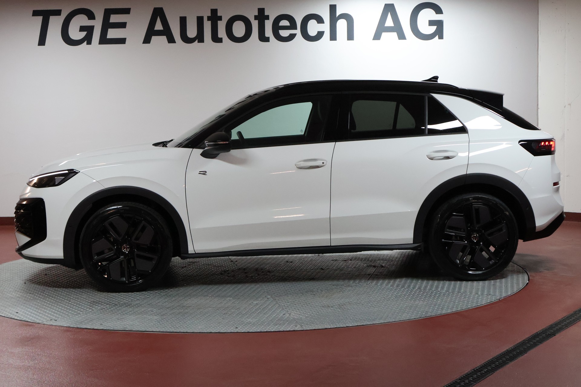 VW T-Roc 1.5 eTSI mHEV R-Line DSG-showroom-element-3