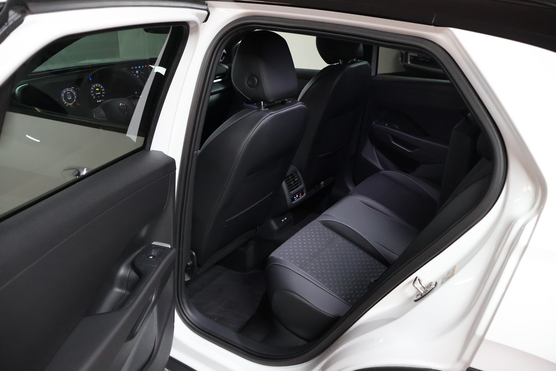 VW T-Roc 1.5 eTSI mHEV R-Line DSG-image-16