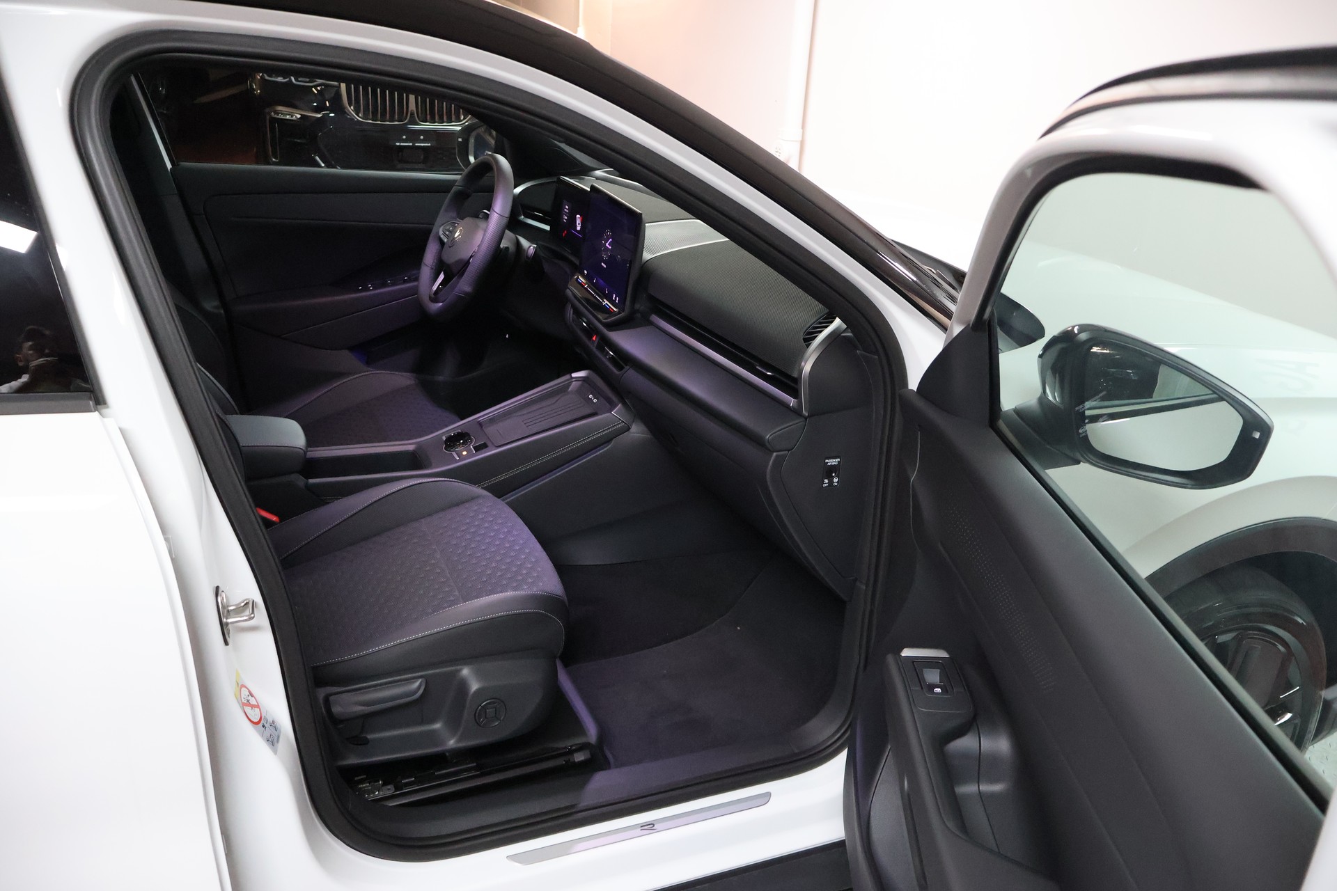 VW T-Roc 1.5 eTSI mHEV R-Line DSG-image-13
