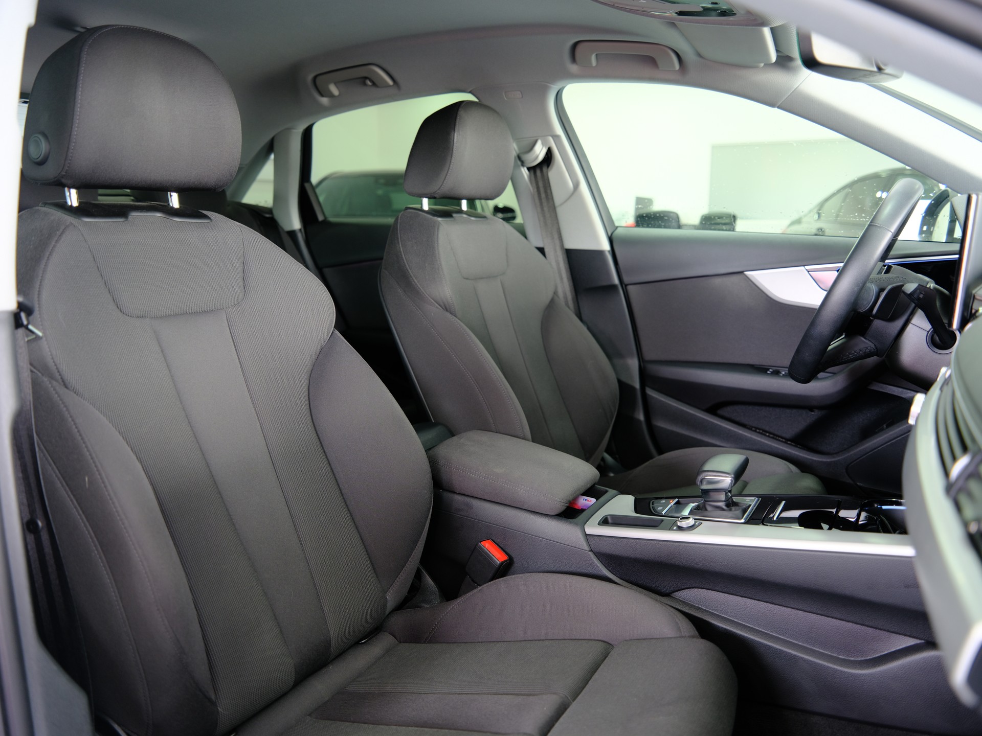 AUDI A4 Limousine 35 TFSI advanced S-tronic *Rückfahrkamera* *Keyless*-image-18