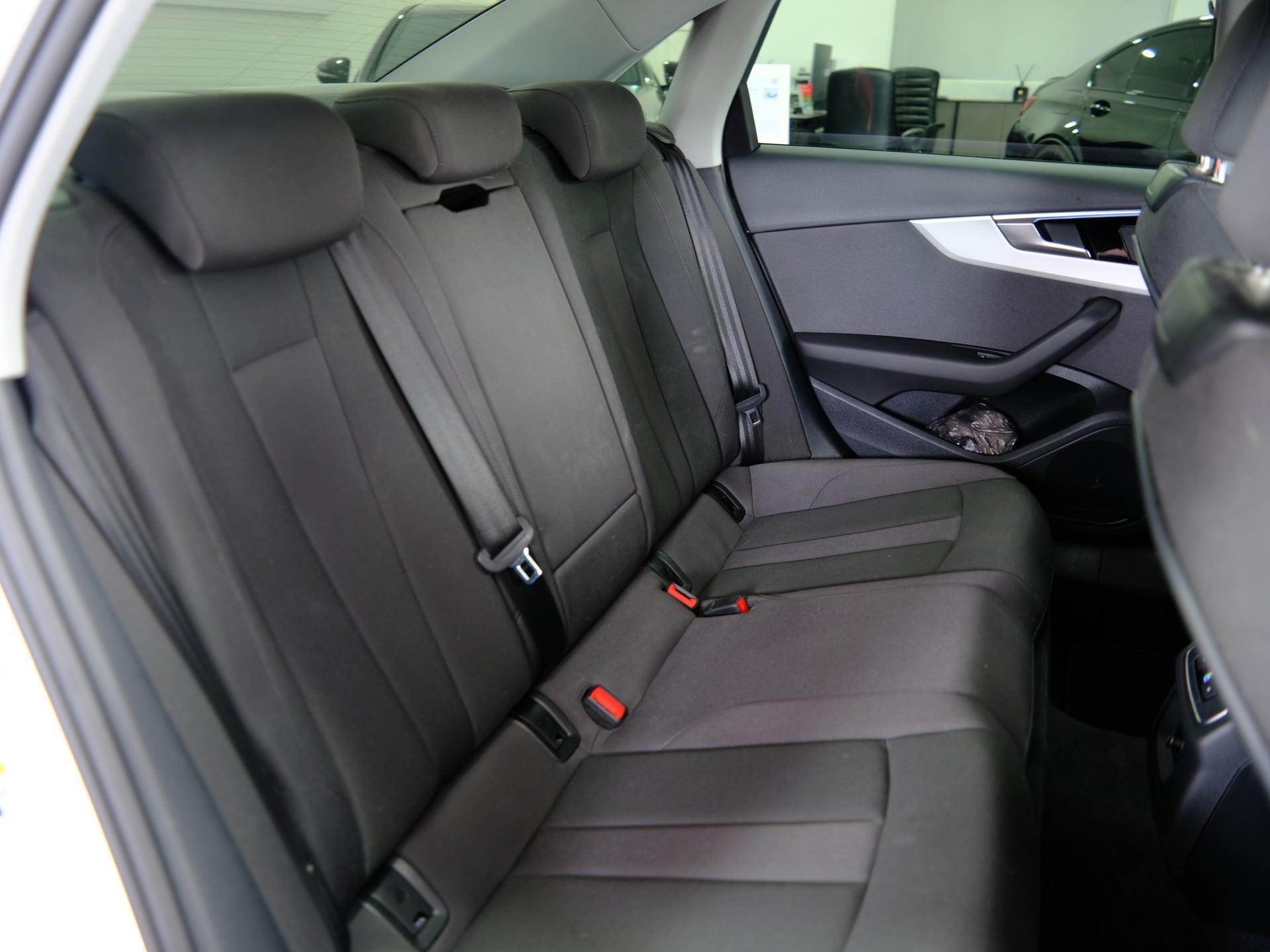 AUDI A4 Limousine 35 TFSI advanced S-tronic *Rückfahrkamera* *Keyless*-image-20