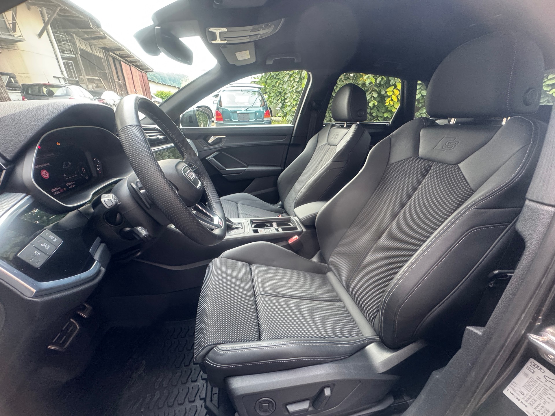 AUDI Q3 35 TFSI S line Attraction S-tronic-image-9