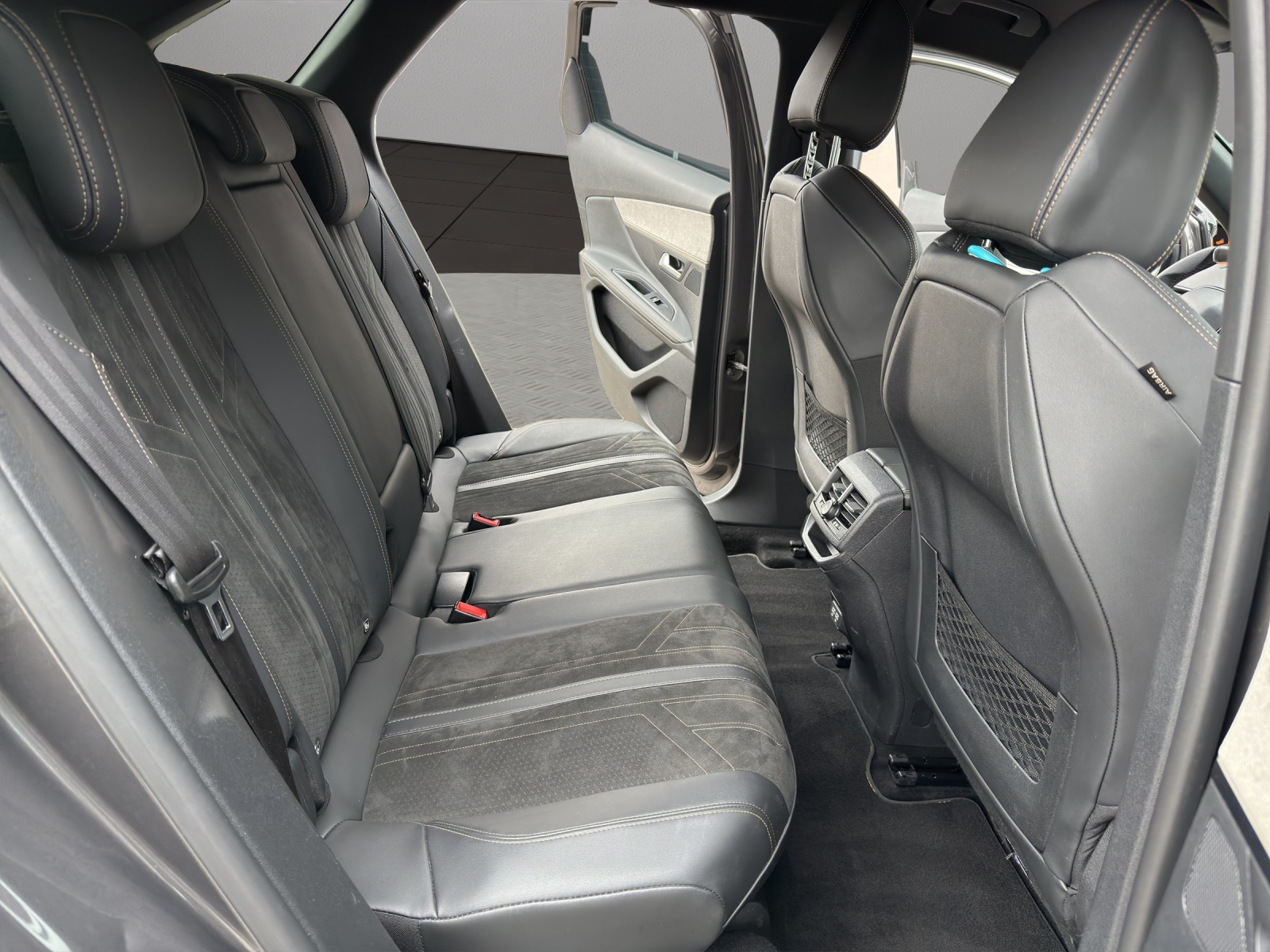 PEUGEOT 3008 1.2 PureTech GT Pack EAT8-image-17