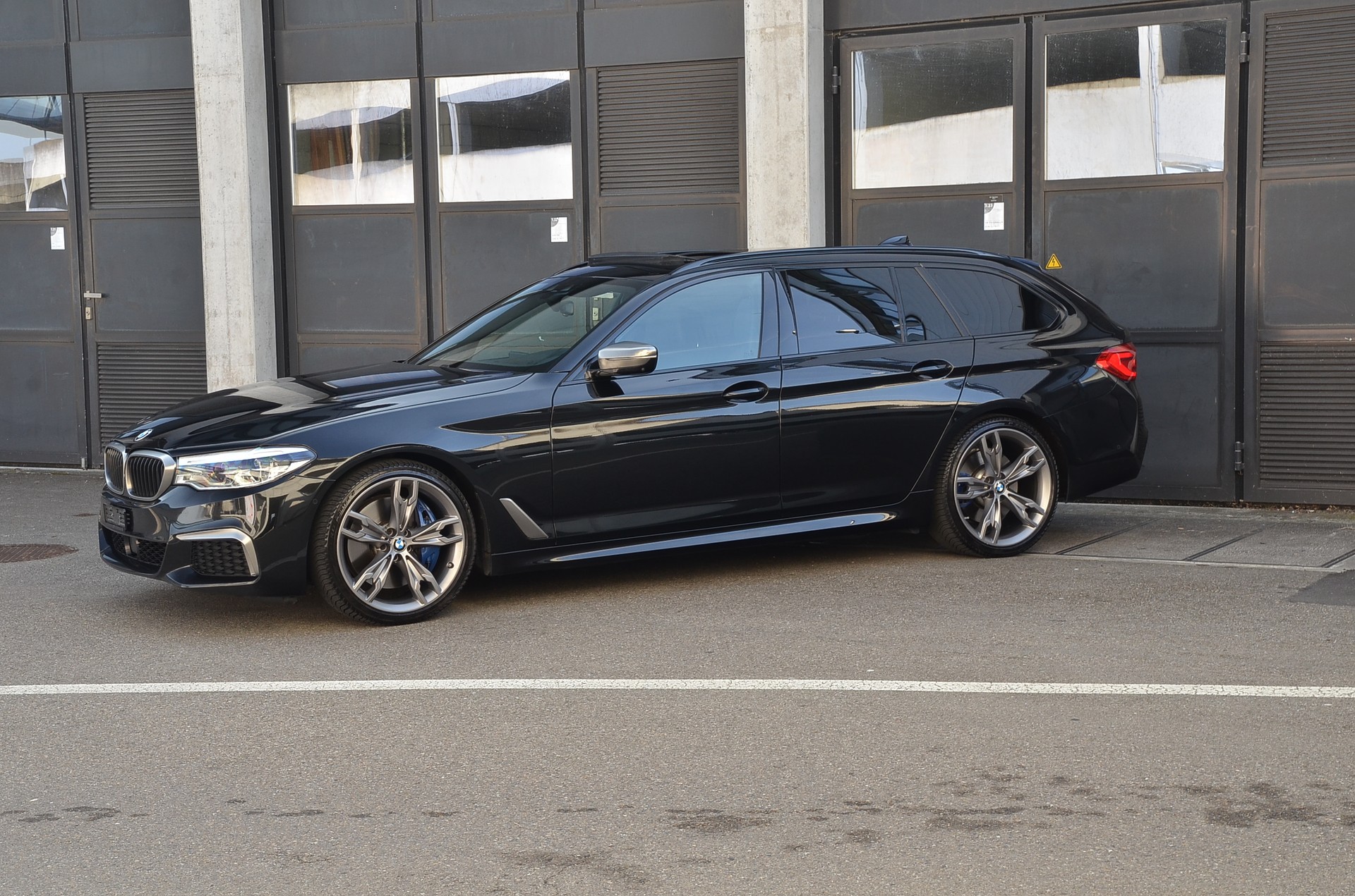 BMW M550d xDrive Touring Steptronic-showroom-element-1