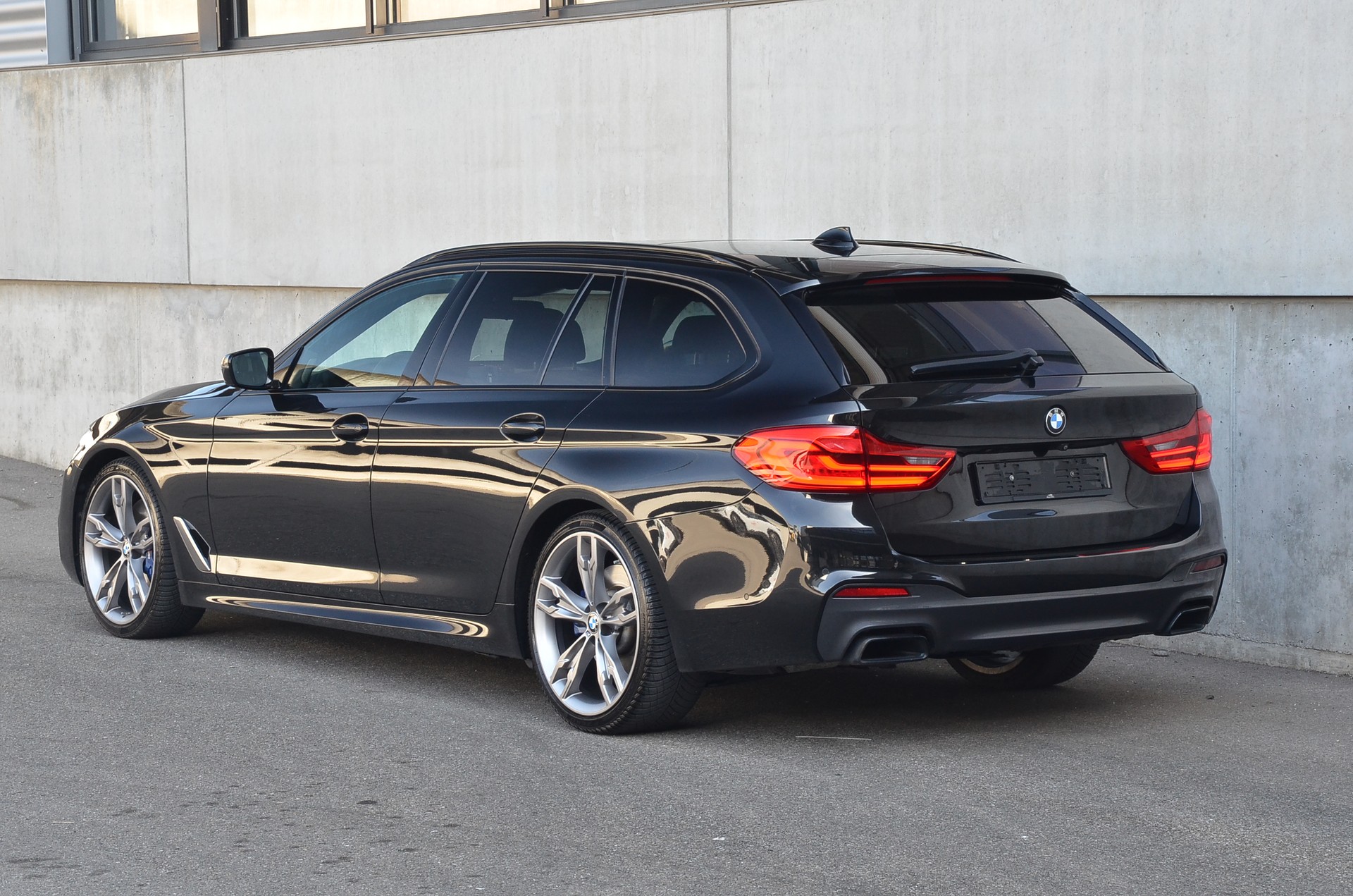 BMW M550d xDrive Touring Steptronic-showroom-element-3