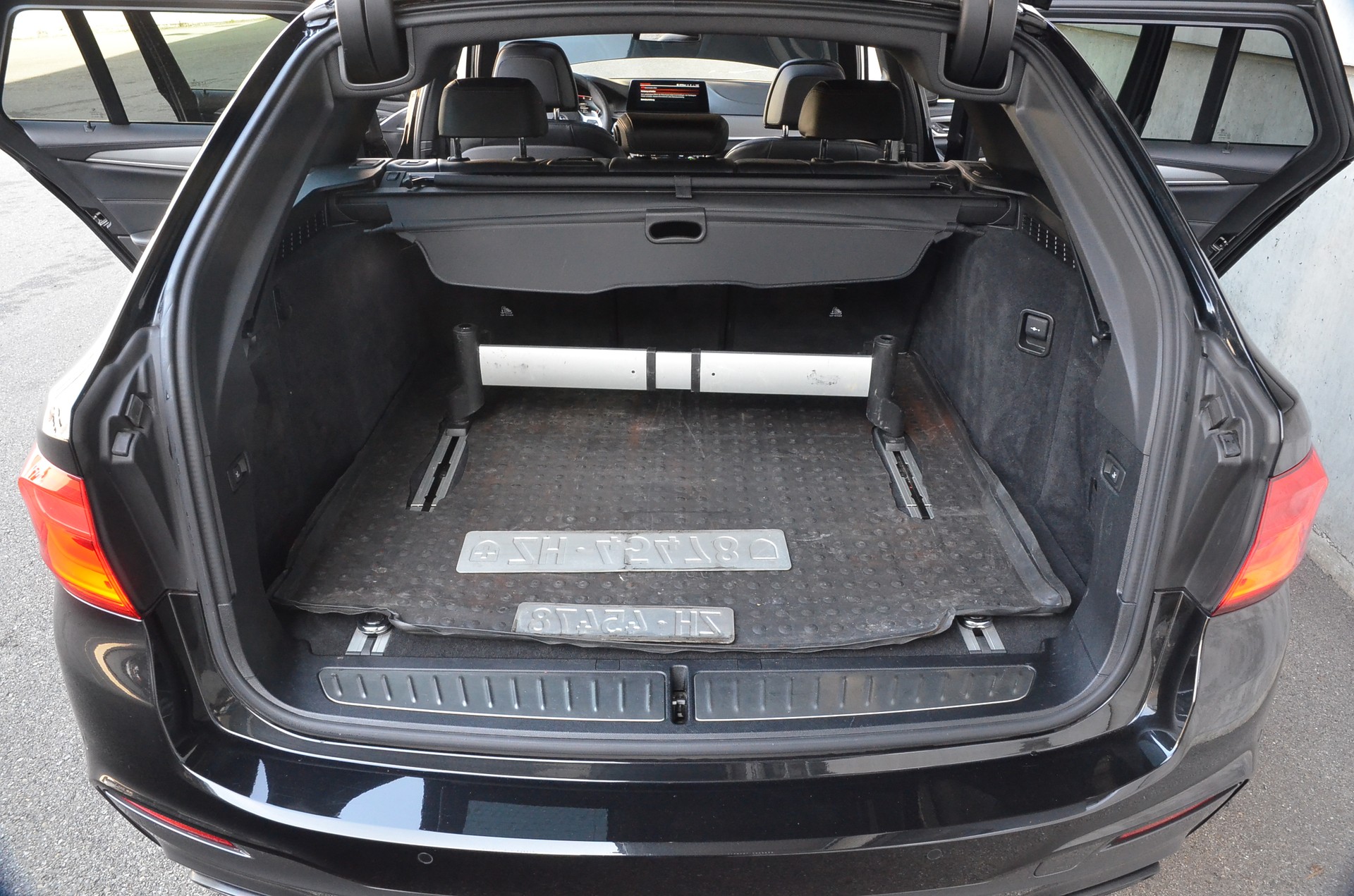 BMW M550d xDrive Touring Steptronic-image-13