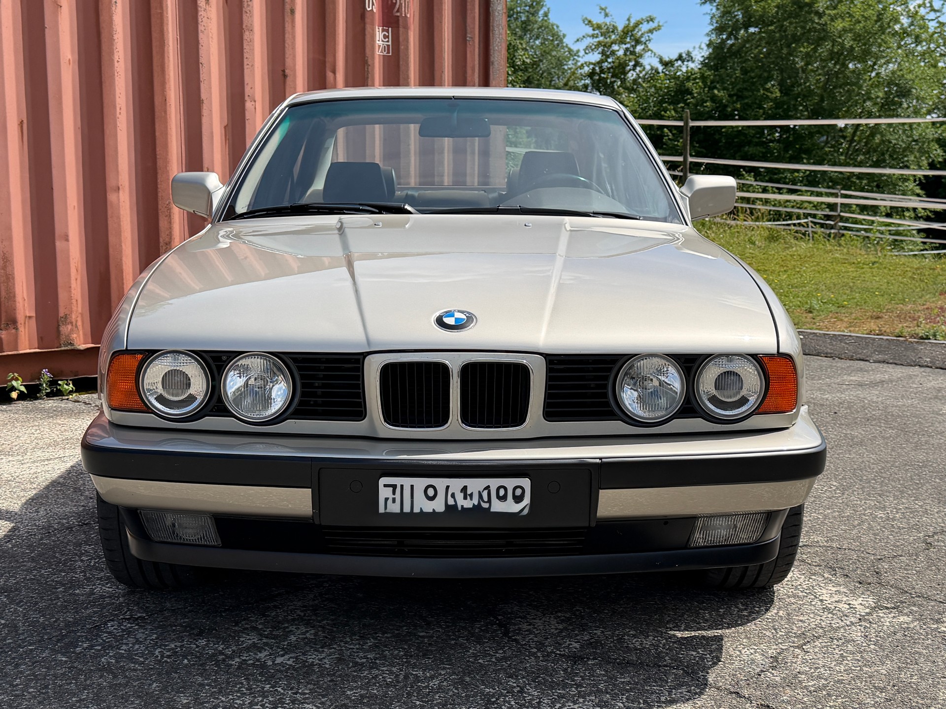 BMW 525i A-showroom-element-3