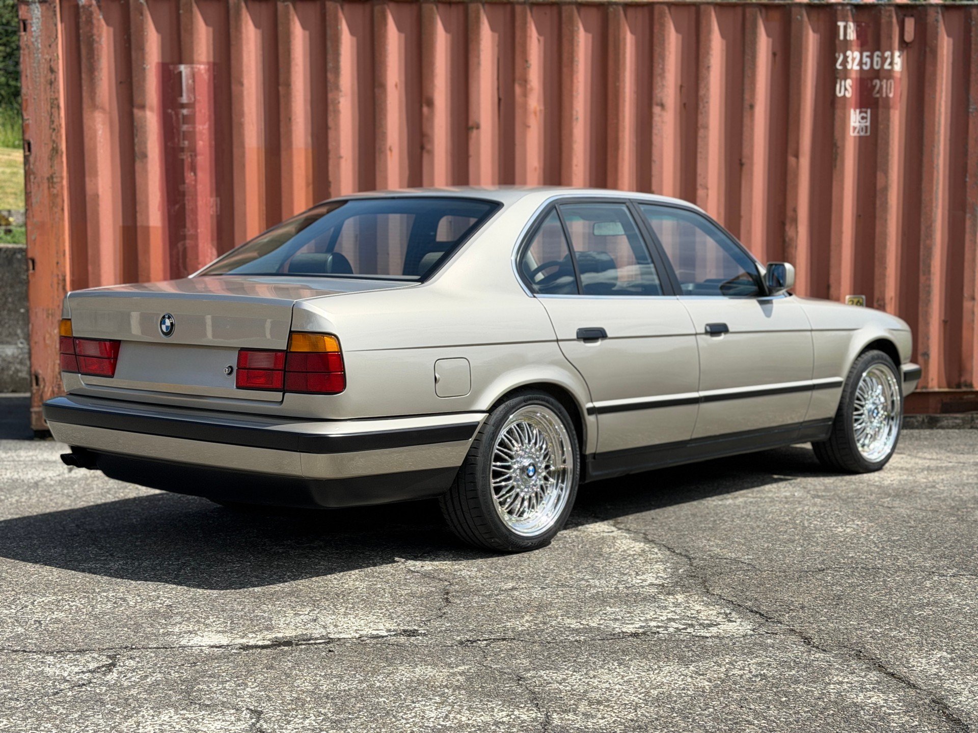 BMW 525i A-showroom-element-1