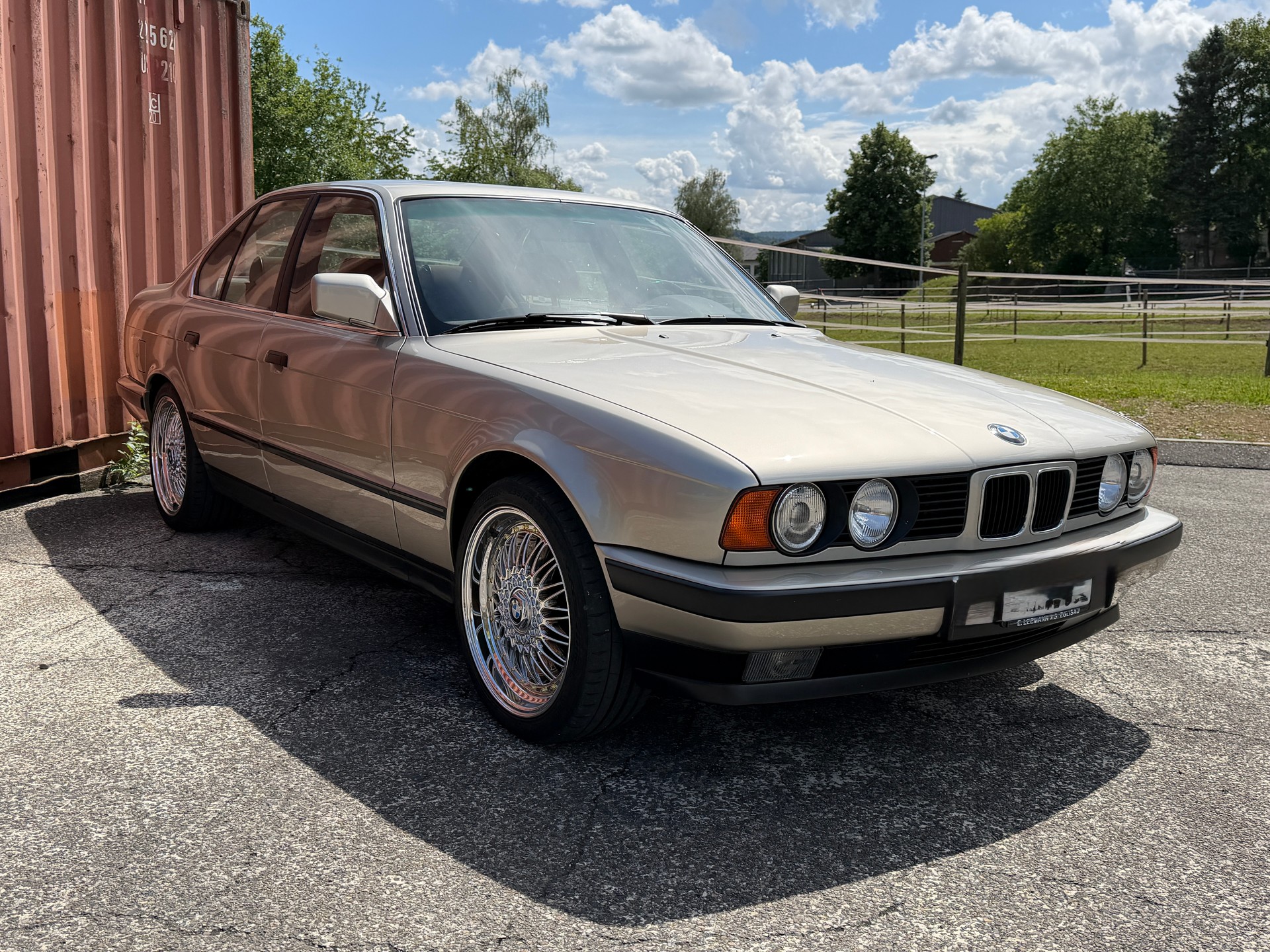 BMW 525i A-showroom-element-2