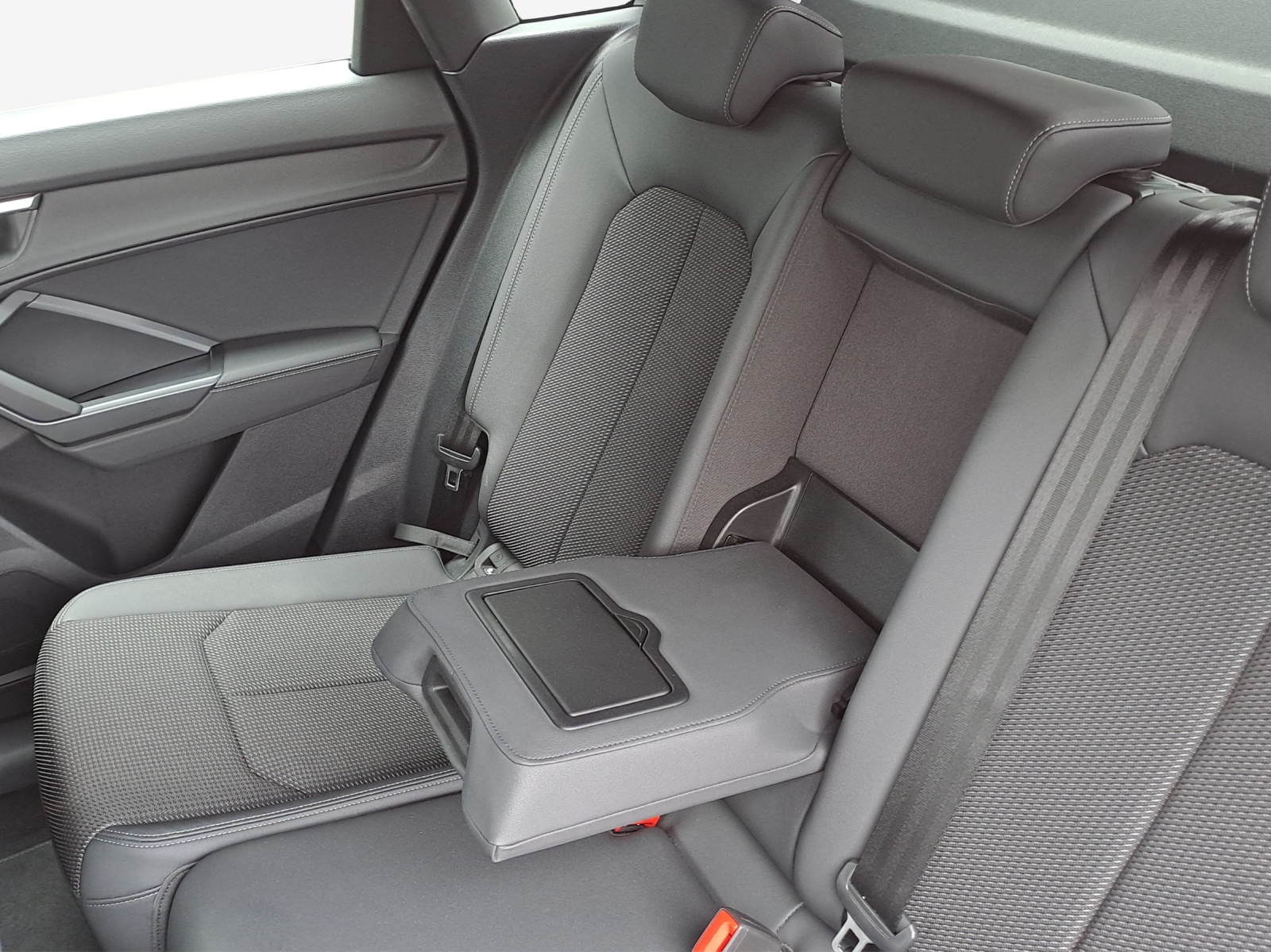 AUDI Q3 35 TDI advanced quattro S-tronic-image-11