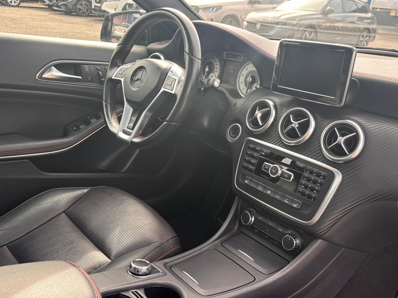 MERCEDES-BENZ A 200 AMG Line 7G-DCT-image-12