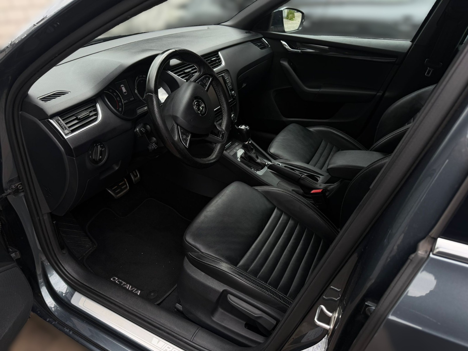 SKODA Octavia Combi 2.0 TDI RS 4x4 DSG-image-9