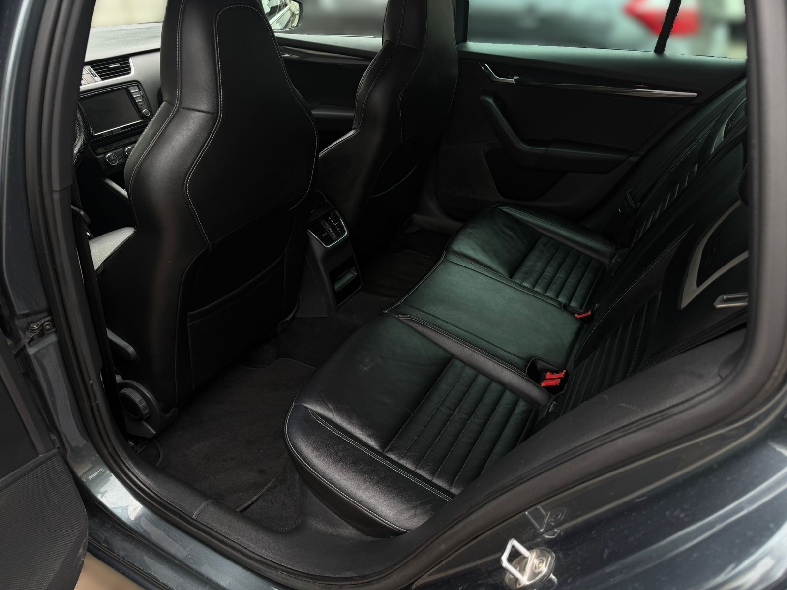 SKODA Octavia Combi 2.0 TDI RS 4x4 DSG-image-13