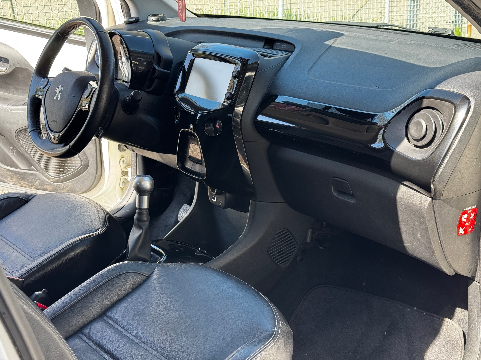 PEUGEOT 108 1.2 VTi Allure Top-image-12
