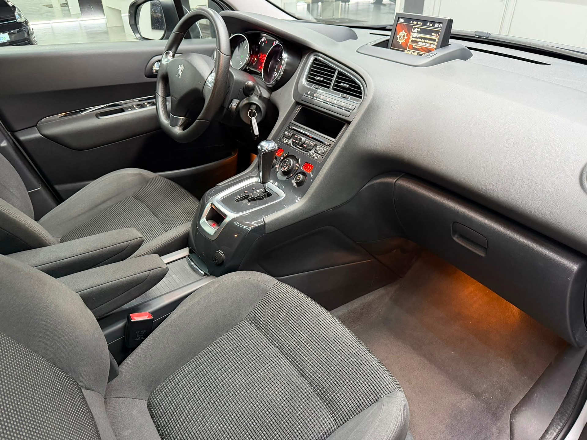 PEUGEOT 5008 1.6 THP Allure Tiptronic-image-9