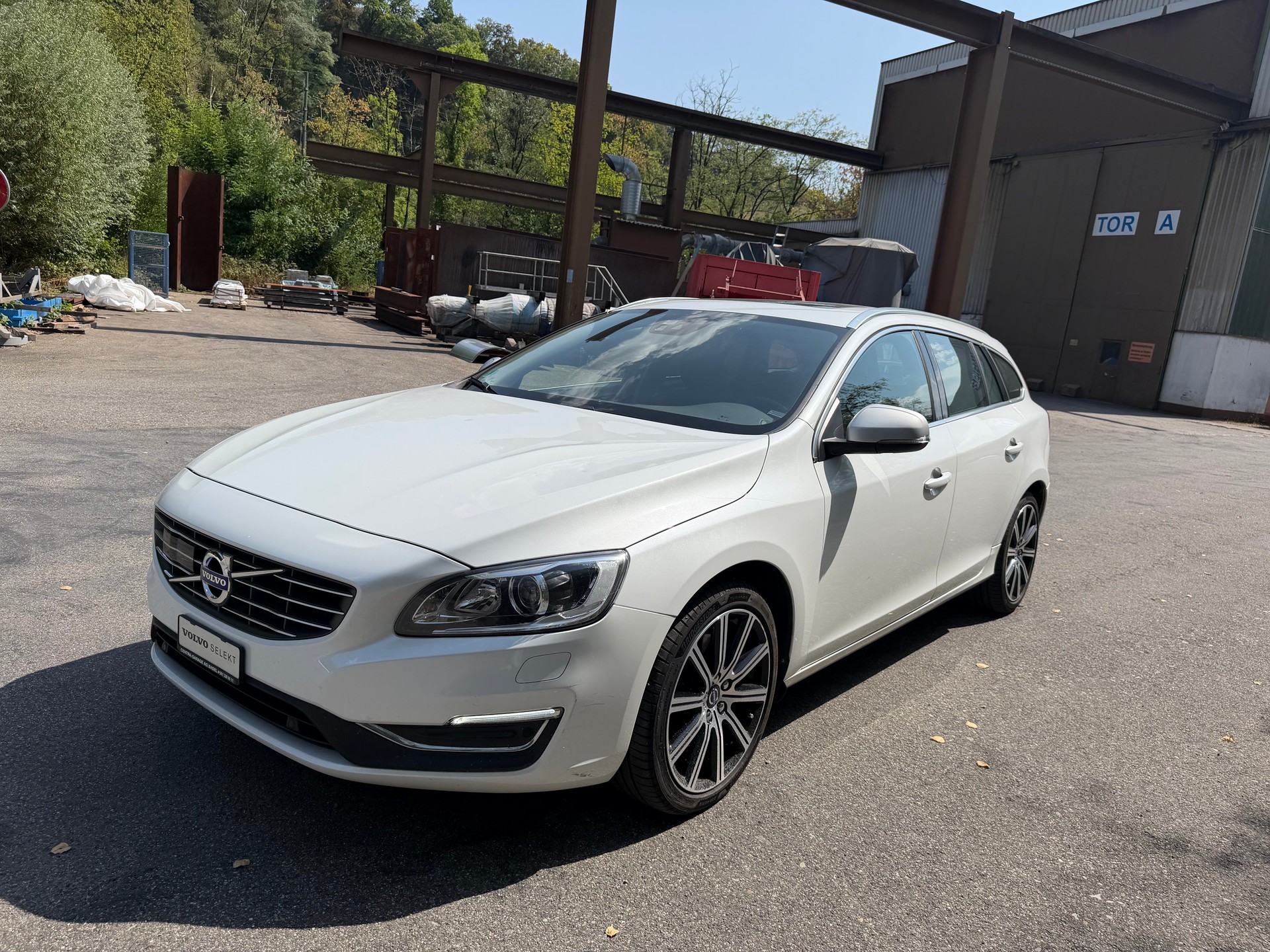 VOLVO V60 T6 AWD Summum Geartronic-image-2