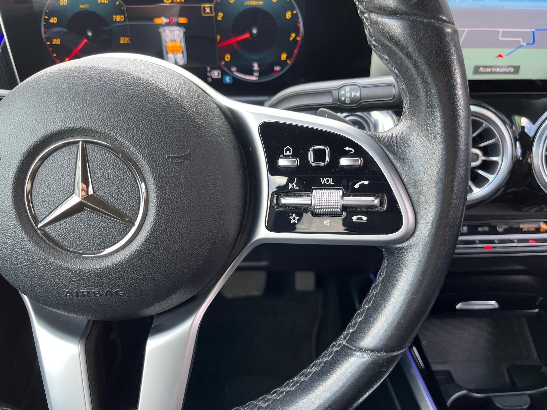 MERCEDES-BENZ GLB 250 4Matic Progressive 8G-Tronic-image-16
