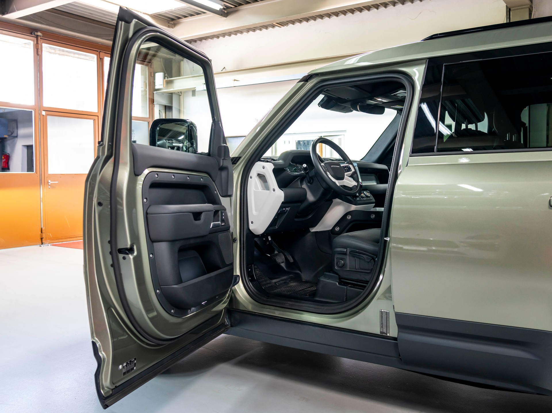 LAND ROVER Defender 110 3.0 D I6 250 S AWD AT8-image-25