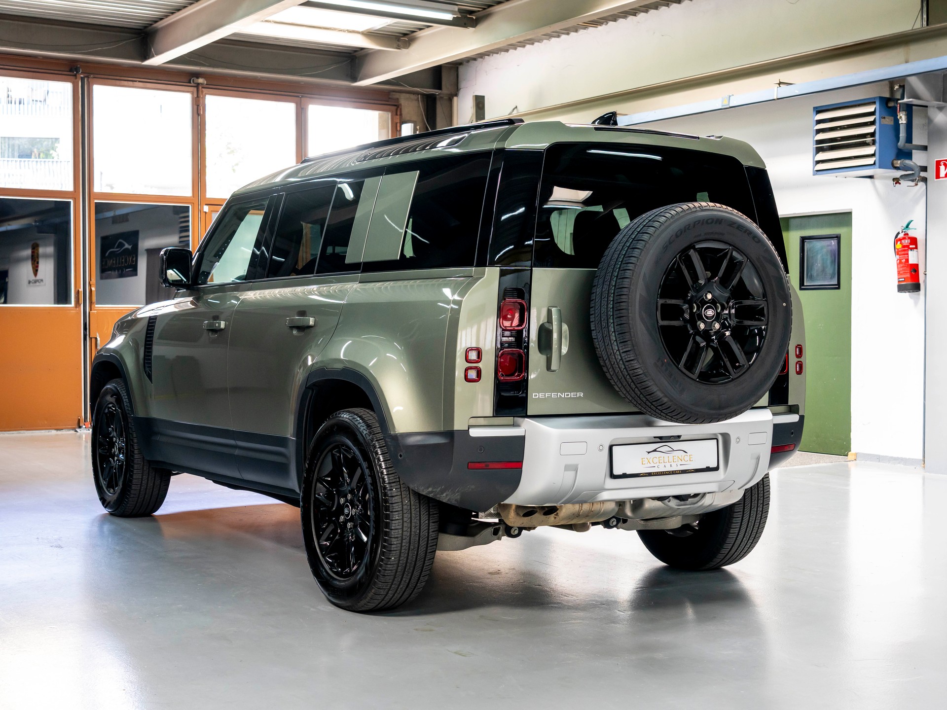 LAND ROVER Defender 110 3.0 D I6 250 S AWD AT8-image-9