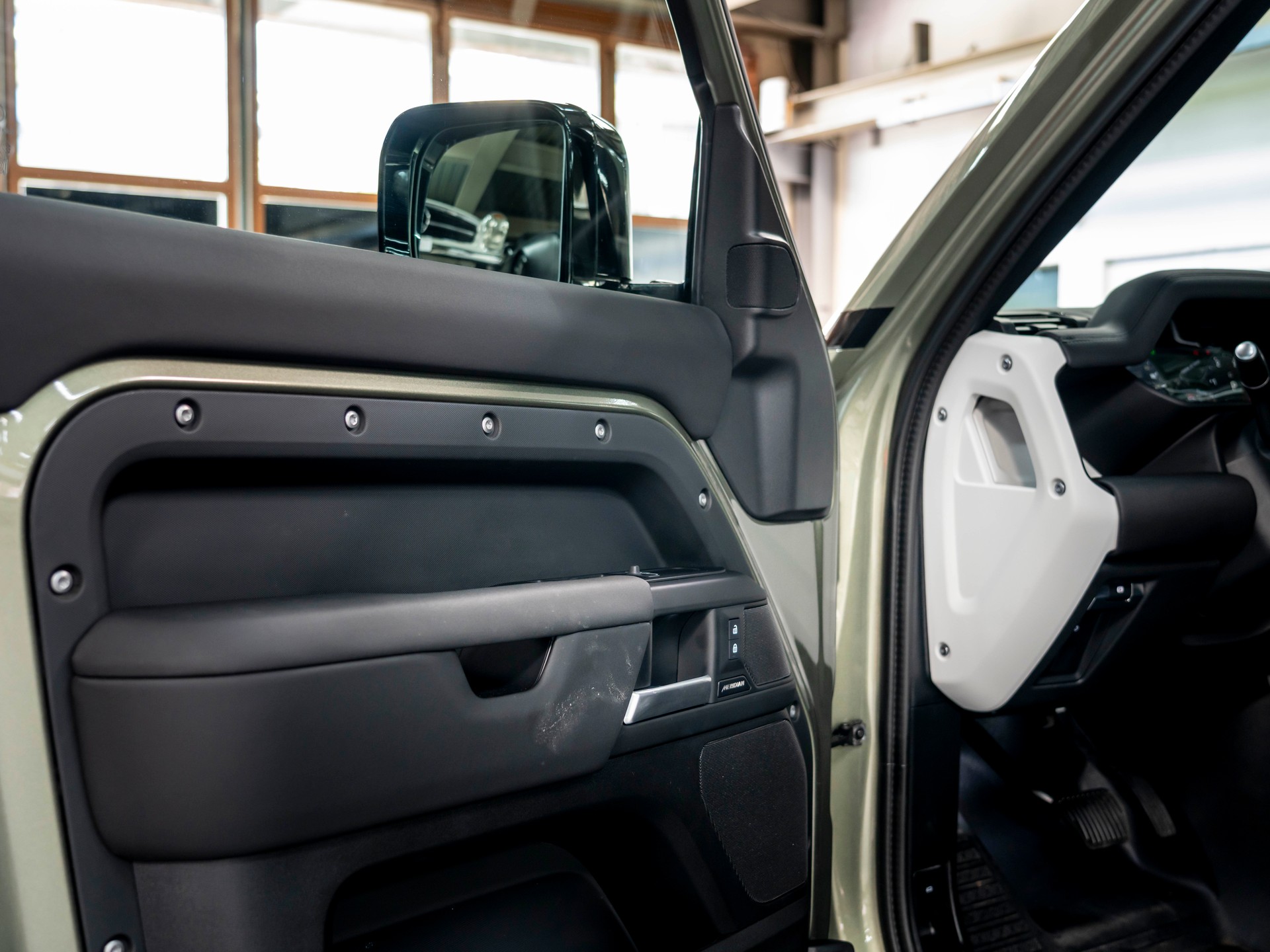 LAND ROVER Defender 110 3.0 D I6 250 S AWD AT8-image-27