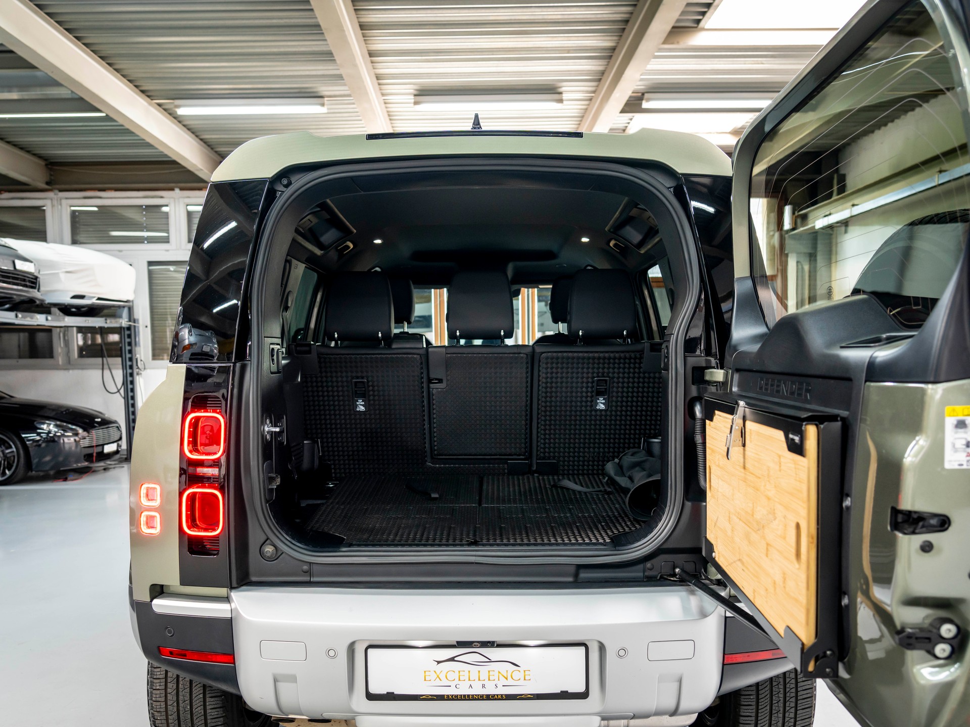 LAND ROVER Defender 110 3.0 D I6 250 S AWD AT8-image-5