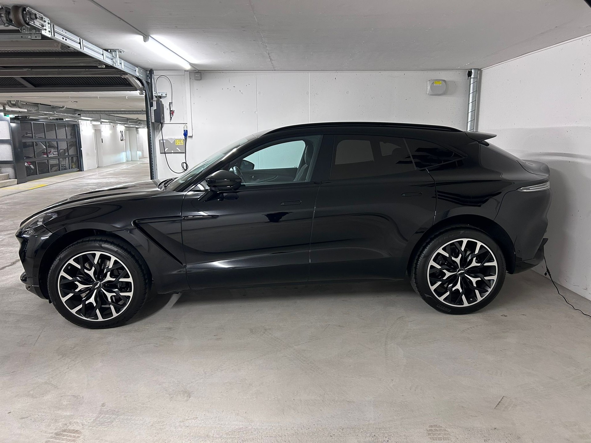 ASTON MARTIN DBX-showroom-element-1